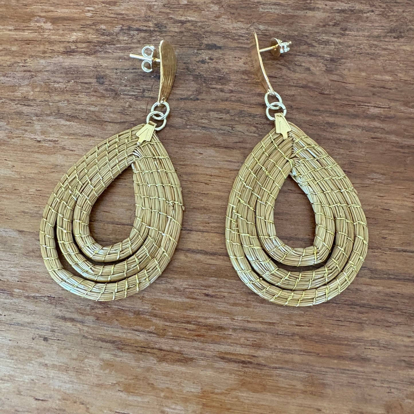 Boucles d'oreilles Capim Dourado 3 gouttes Boucles d'oreilles Artisan local travaillant le Capim Dourado dans l'état du Tocantins au centre-est du Brésil 