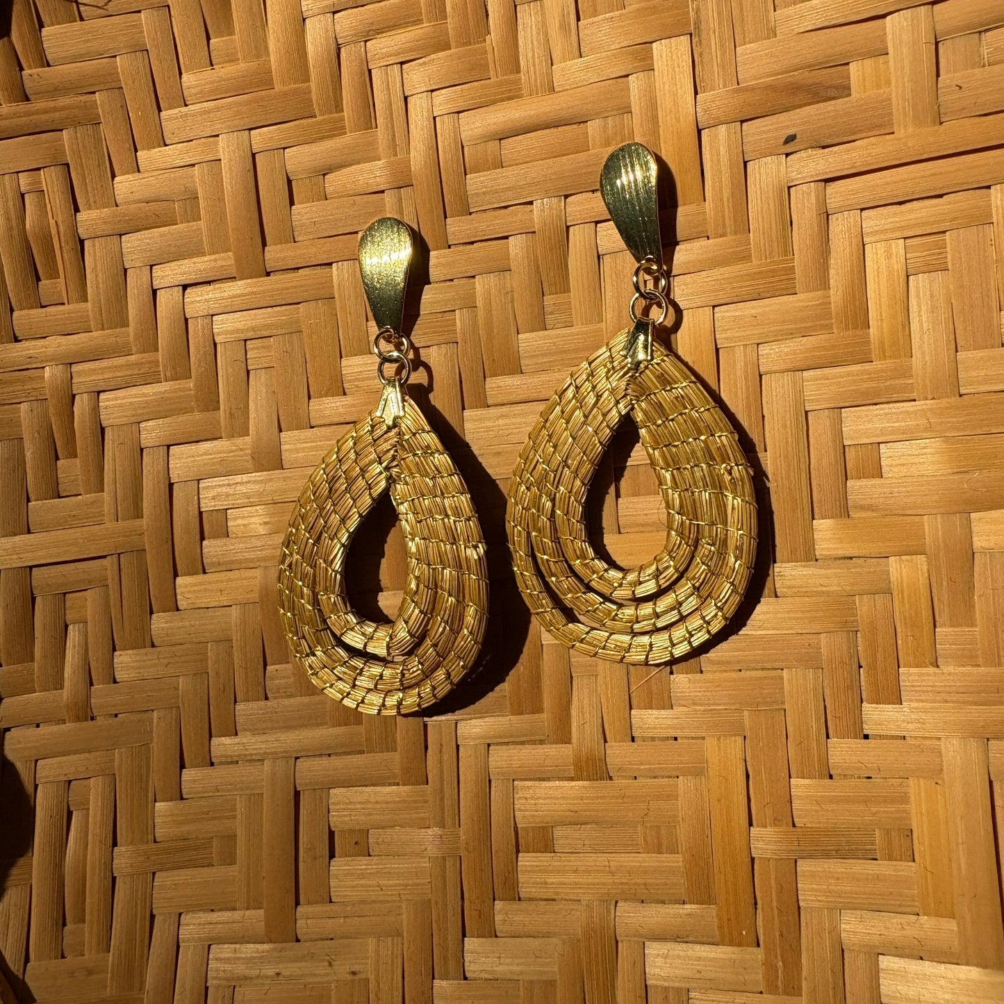 Boucles d'oreilles Capim Dourado 3 gouttes Boucles d'oreilles Artisan local travaillant le Capim Dourado dans l'état du Tocantins au centre-est du Brésil 