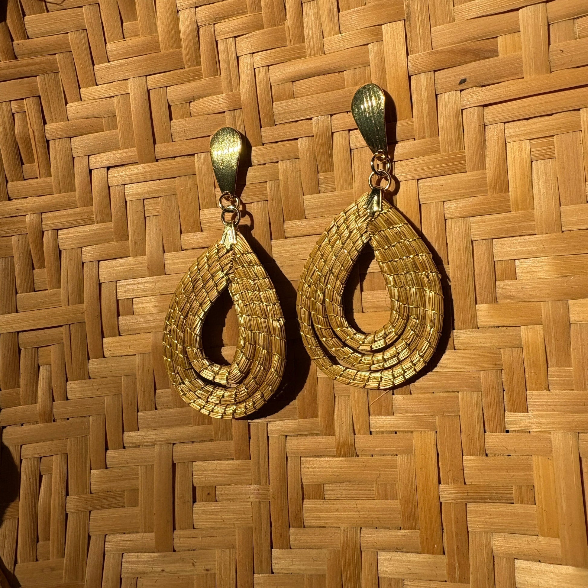 Boucles d'oreilles Capim Dourado 3 gouttes Boucles d'oreilles Artisan local travaillant le Capim Dourado dans l'état du Tocantins au centre-est du Brésil 
