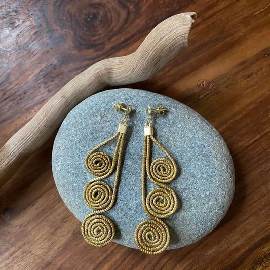 Boucles d'oreilles Capim Dourado 3 mandalas alignés Boucles d'oreilles Artisan local travaillant le Capim Dourado dans l'état du Tocantins au centre-est du Brésil 