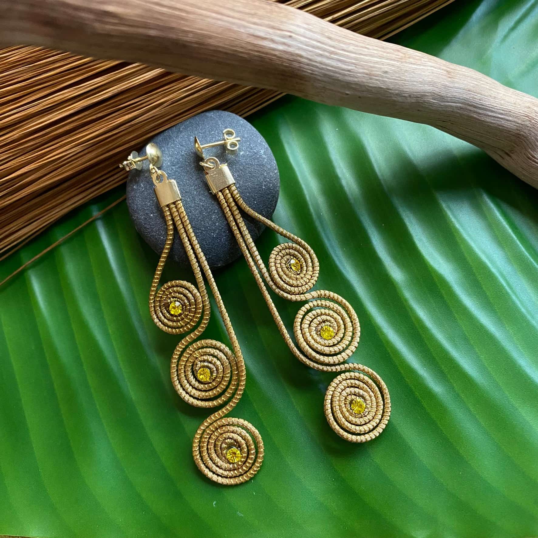 Boucles d'oreilles Capim Dourado 3 mandalas cristal citrine alignés Boucles d'oreilles Artisan local travaillant le Capim Dourado dans l'état du Tocantins au centre-est du Brésil 