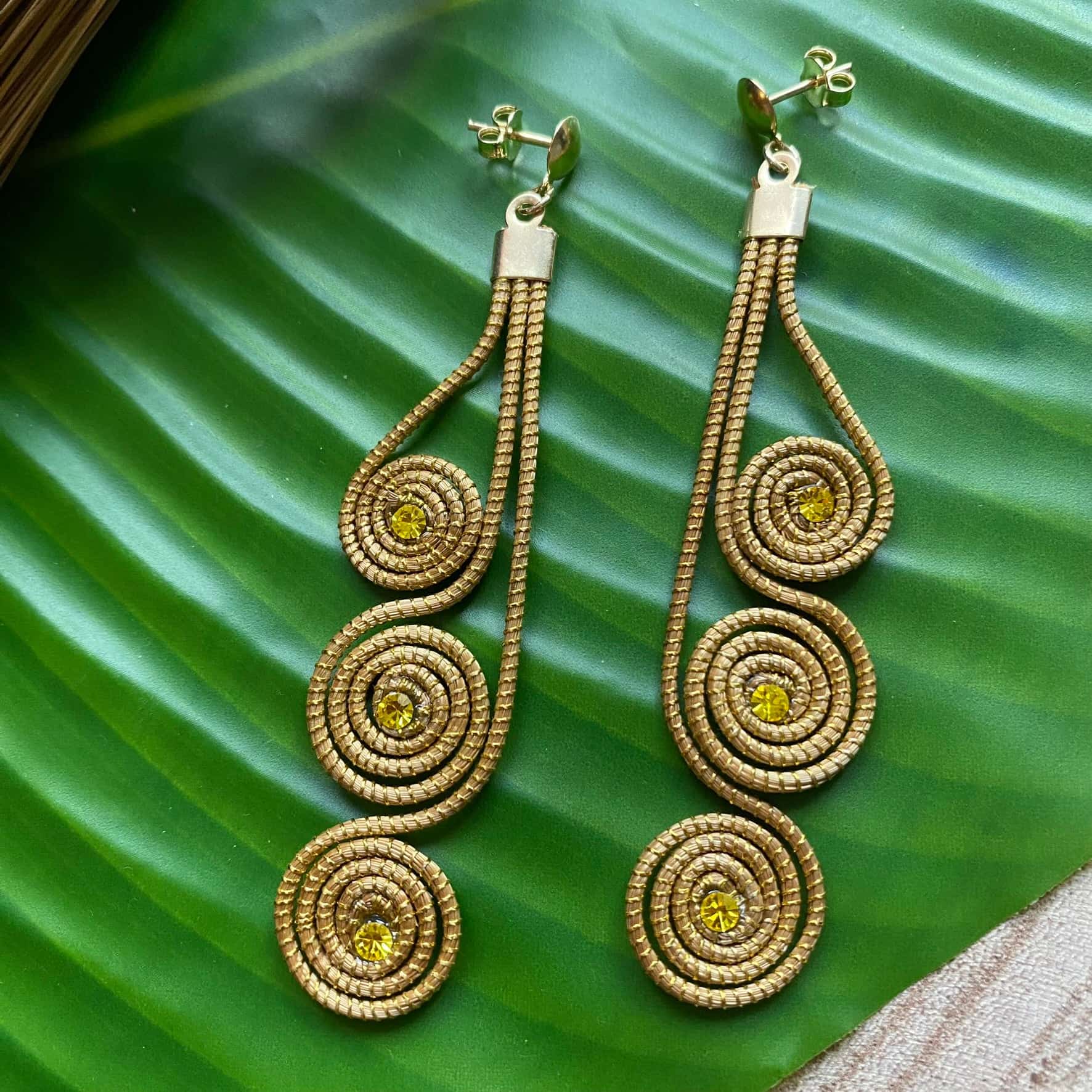 Boucles d'oreilles Capim Dourado 3 mandalas cristal citrine alignés Boucles d'oreilles Artisan local travaillant le Capim Dourado dans l'état du Tocantins au centre-est du Brésil 