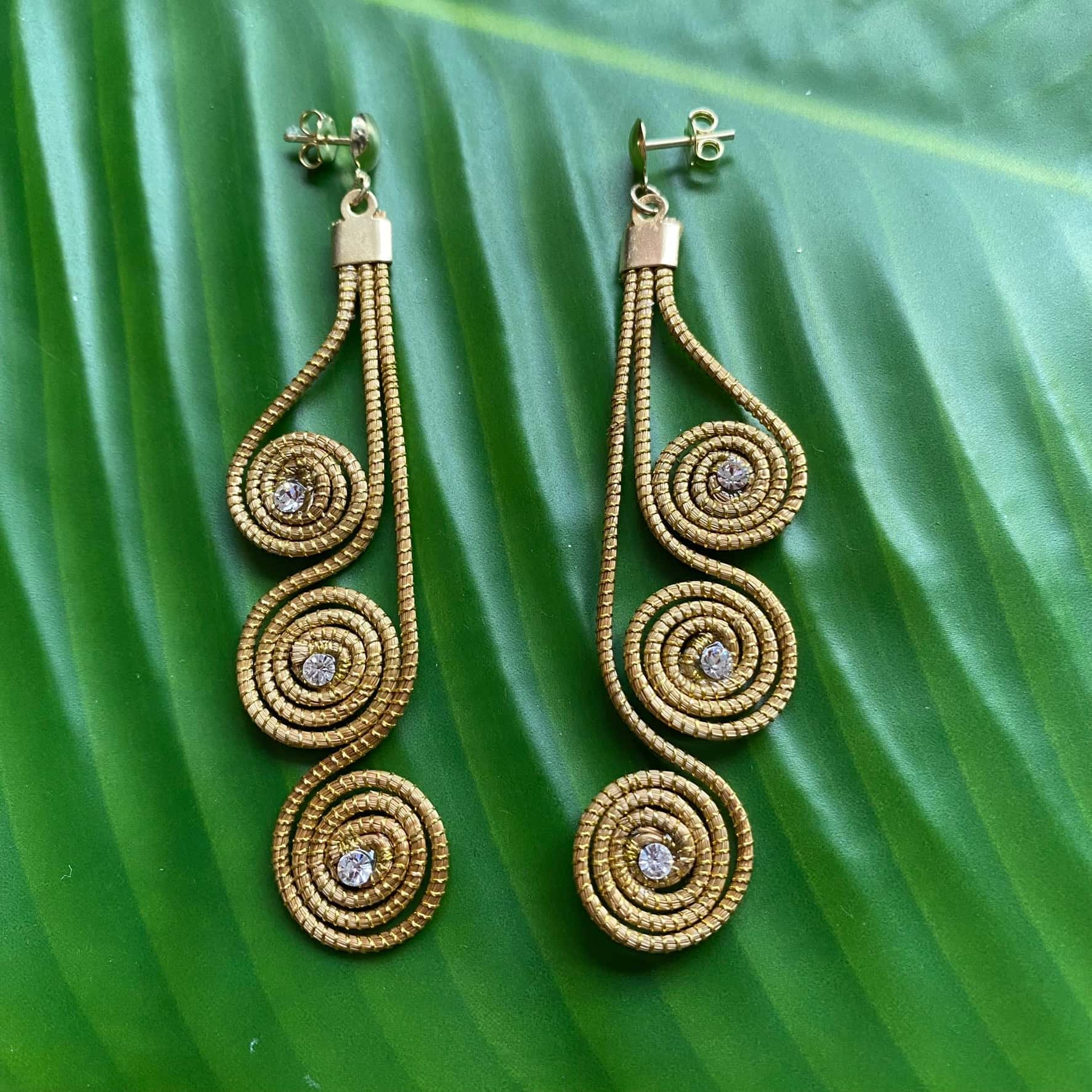 Boucles d'oreilles Capim Dourado 3 mandalas cristal diamant alignés Boucles d'oreilles Artisan local travaillant le Capim Dourado dans l'état du Tocantins au centre-est du Brésil 