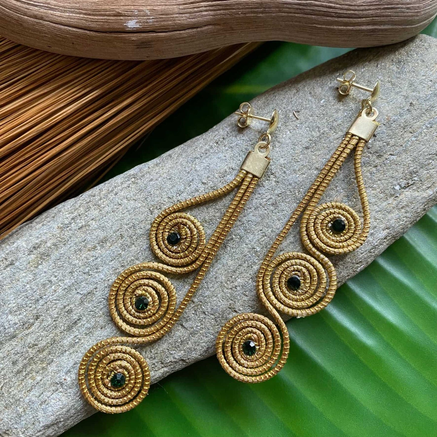 Boucles d'oreilles Capim Dourado 3 mandalas cristal émeraude alignés Boucles d'oreilles Artisan local travaillant le Capim Dourado dans l'état du Tocantins au centre-est du Brésil 