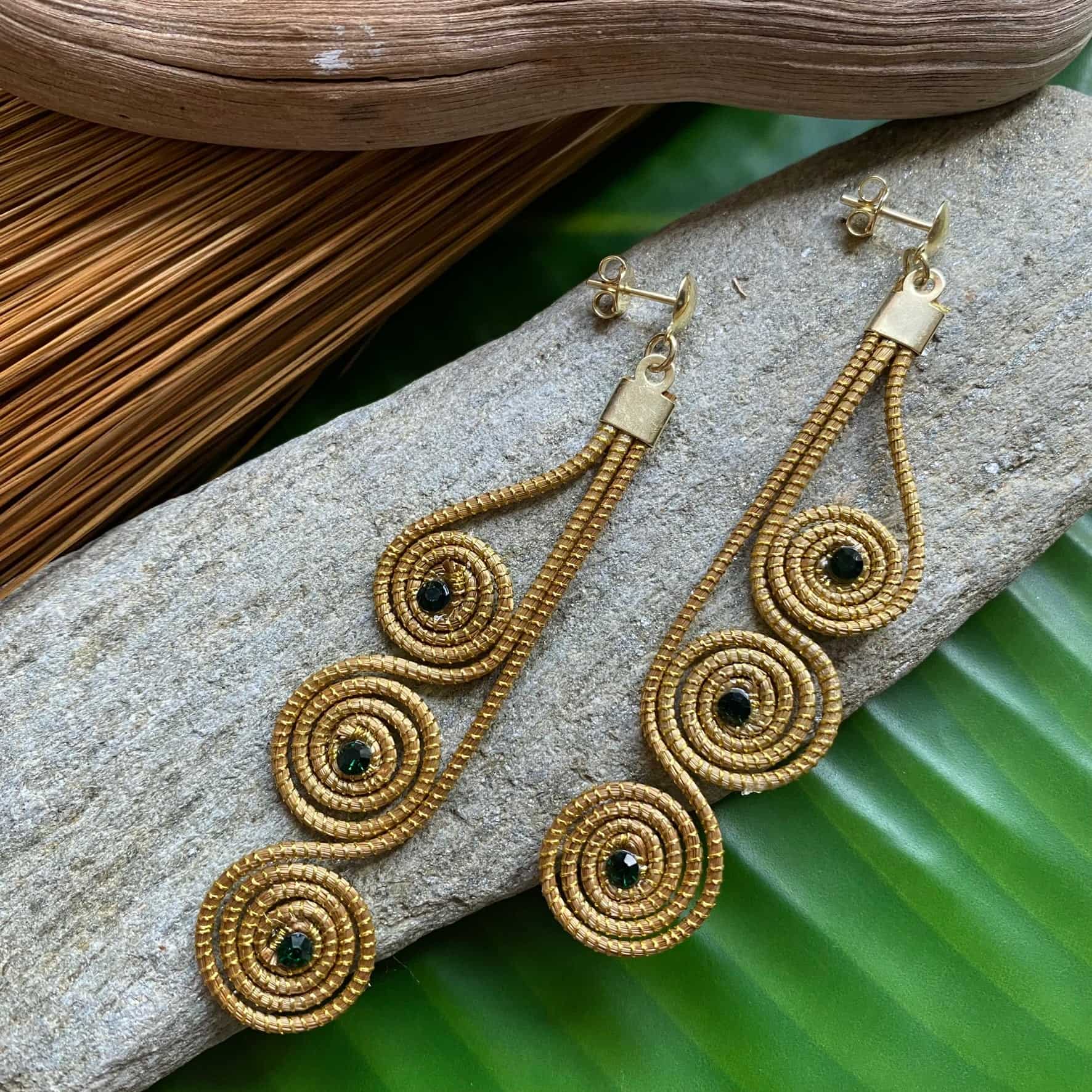 Boucles d'oreilles Capim Dourado 3 mandalas cristal émeraude alignés Boucles d'oreilles Artisan local travaillant le Capim Dourado dans l'état du Tocantins au centre-est du Brésil 