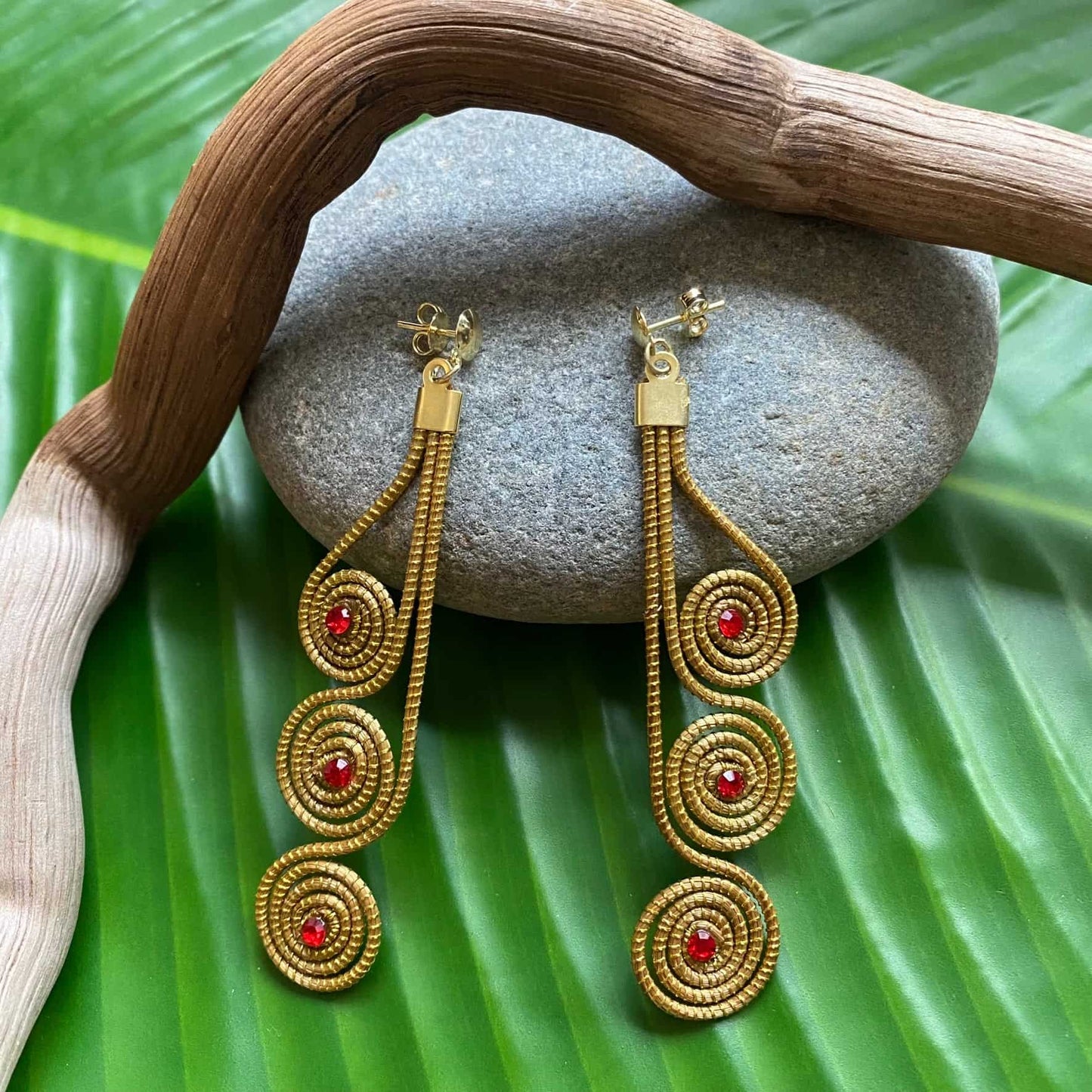 Boucles d'oreilles Capim Dourado 3 mandalas cristal rubis alignés Boucles d'oreilles Artisan local travaillant le Capim Dourado dans l'état du Tocantins au centre-est du Brésil 