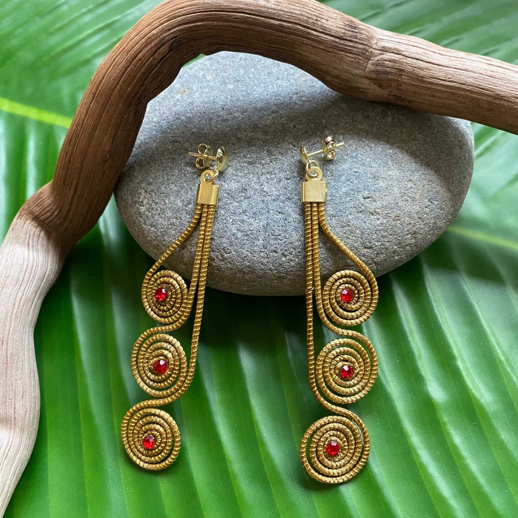 Boucles d'oreilles Capim Dourado 3 mandalas cristal rubis alignés Boucles d'oreilles Artisan local travaillant le Capim Dourado dans l'état du Tocantins au centre-est du Brésil 