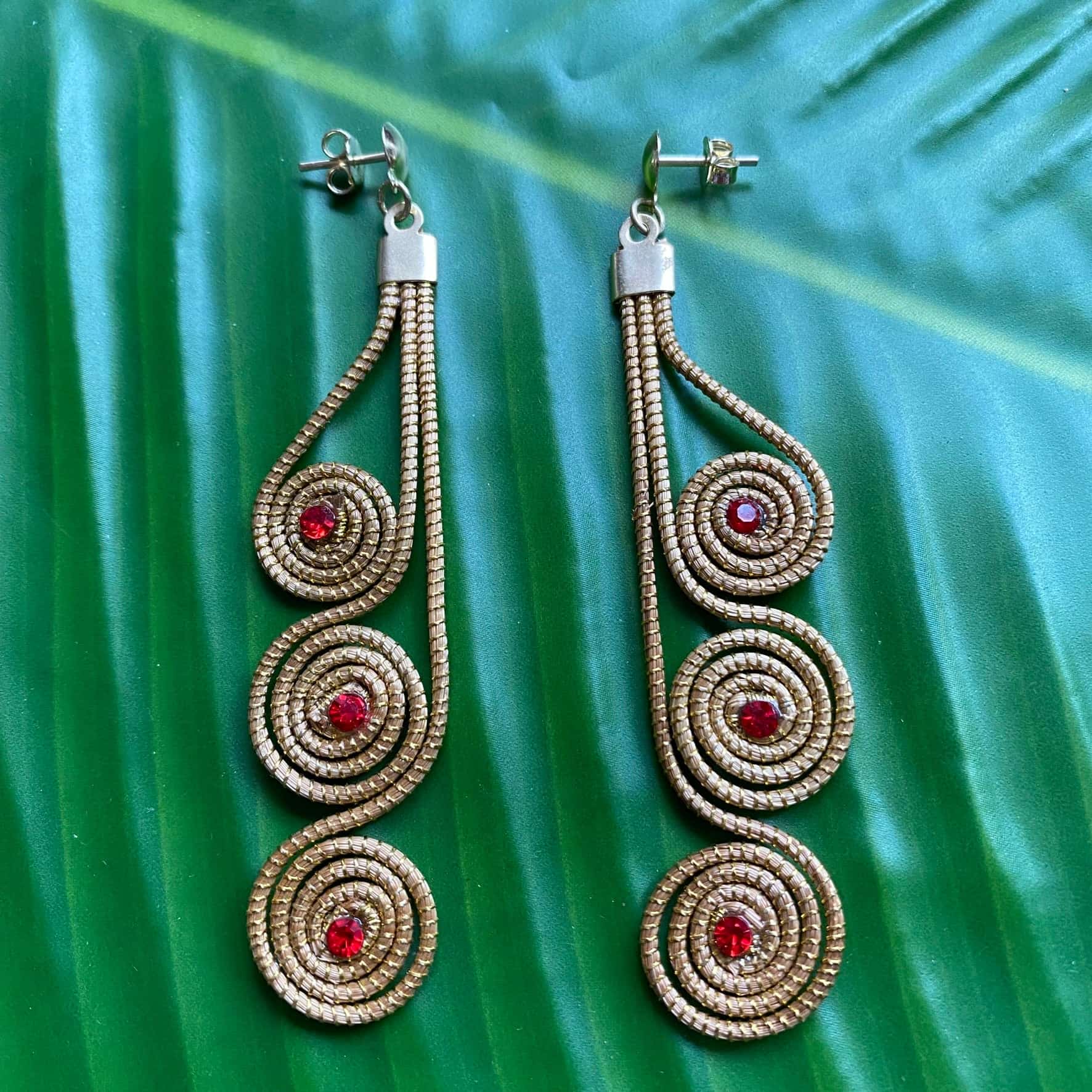 Boucles d'oreilles Capim Dourado 3 mandalas cristal rubis alignés Boucles d'oreilles Artisan local travaillant le Capim Dourado dans l'état du Tocantins au centre-est du Brésil 