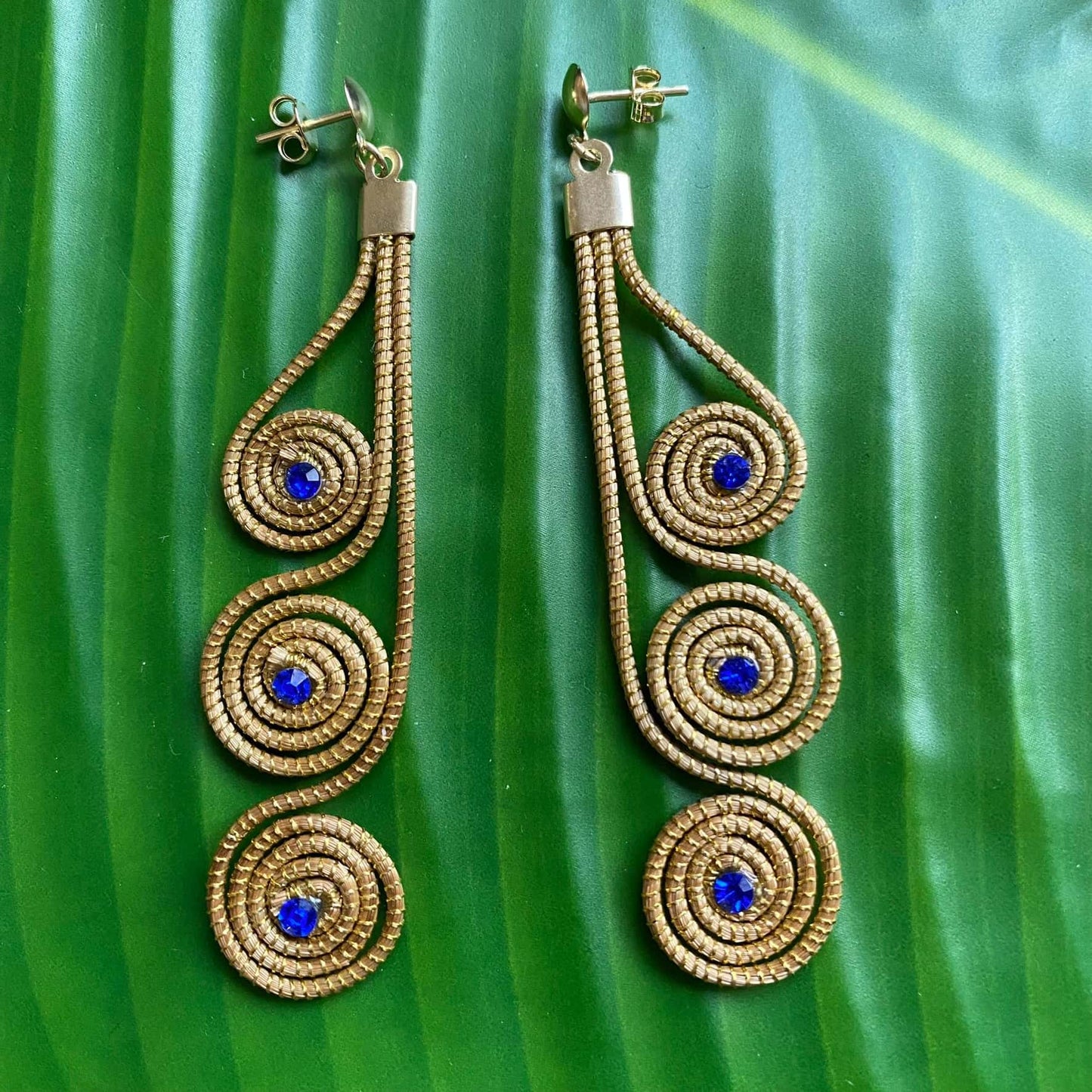 Boucles d'oreilles Capim Dourado 3 mandalas cristal saphir alignés Boucles d'oreilles Artisan local travaillant le Capim Dourado dans l'état du Tocantins au centre-est du Brésil 