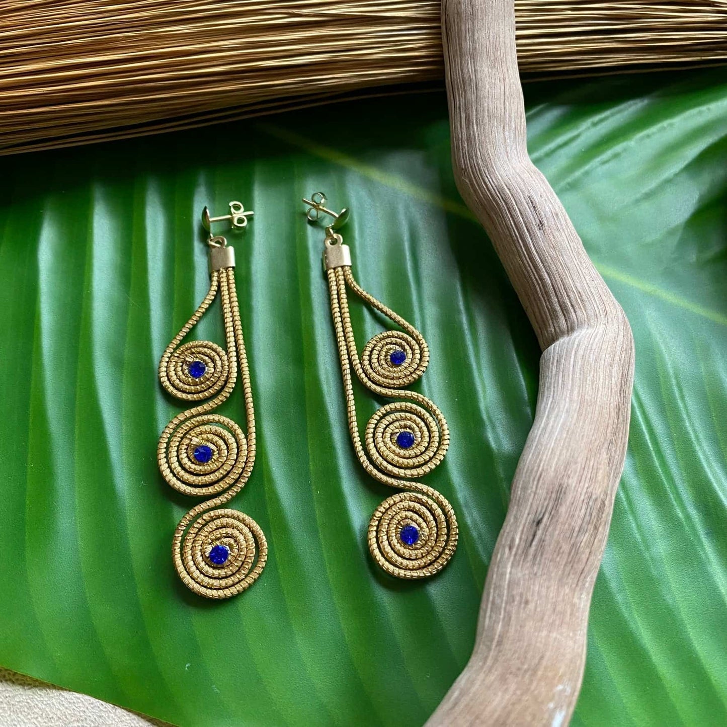Boucles d'oreilles Capim Dourado 3 mandalas cristal saphir alignés Boucles d'oreilles Artisan local travaillant le Capim Dourado dans l'état du Tocantins au centre-est du Brésil 