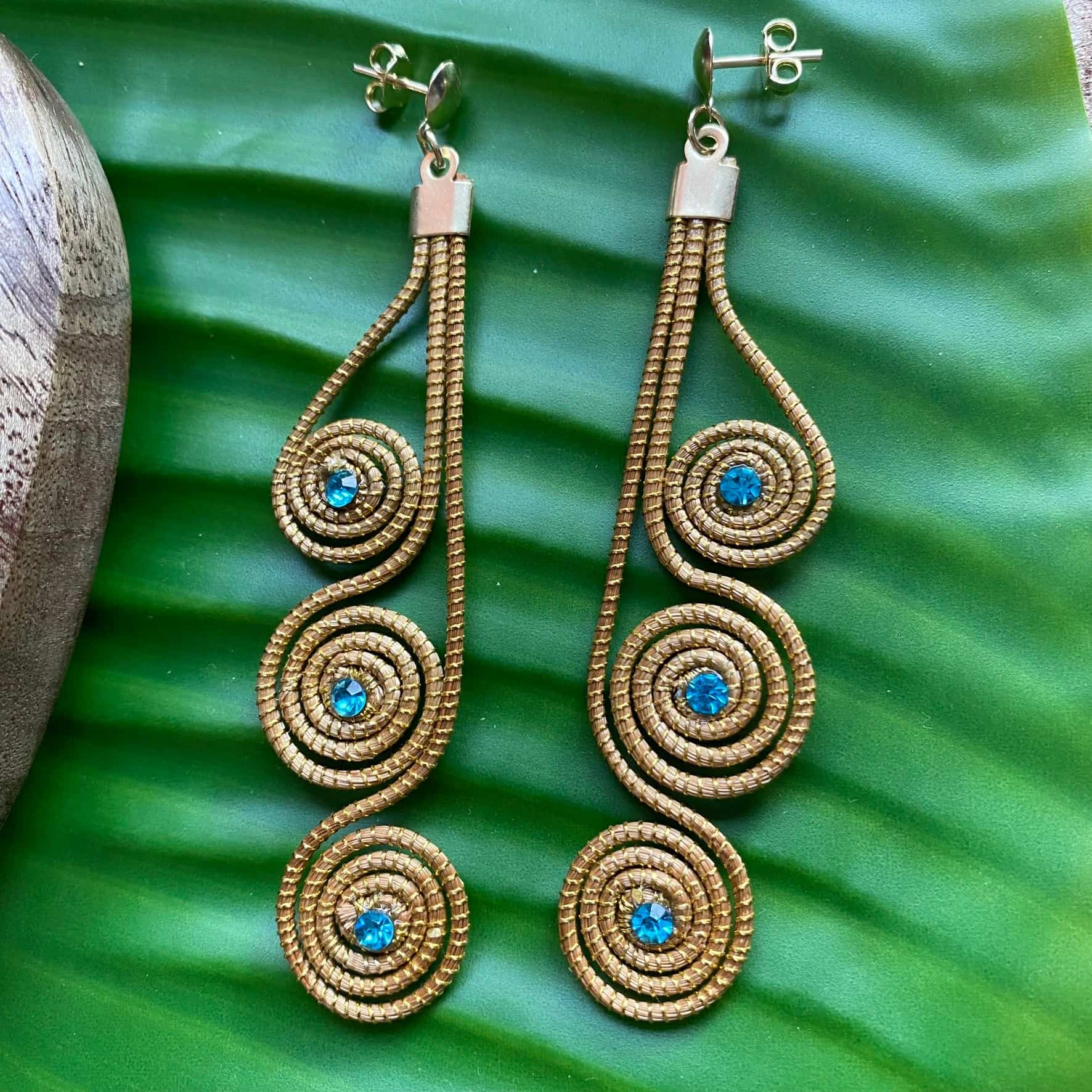Boucles d'oreilles Capim Dourado 3 mandalas cristal turquoise alignés Boucles d'oreilles Artisan local travaillant le Capim Dourado dans l'état du Tocantins au centre-est du Brésil 
