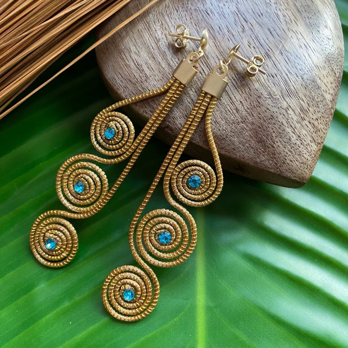 Boucles d'oreilles Capim Dourado 3 mandalas cristal turquoise alignés Boucles d'oreilles Artisan local travaillant le Capim Dourado dans l'état du Tocantins au centre-est du Brésil 