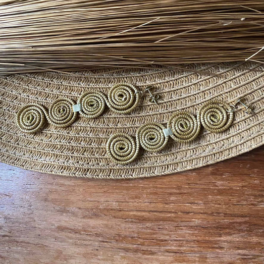 Boucles d'oreilles Capim Dourado 4 mandalas alignés Boucles d'oreilles Artisan local travaillant le Capim Dourado dans l'état du Tocantins au centre-est du Brésil 