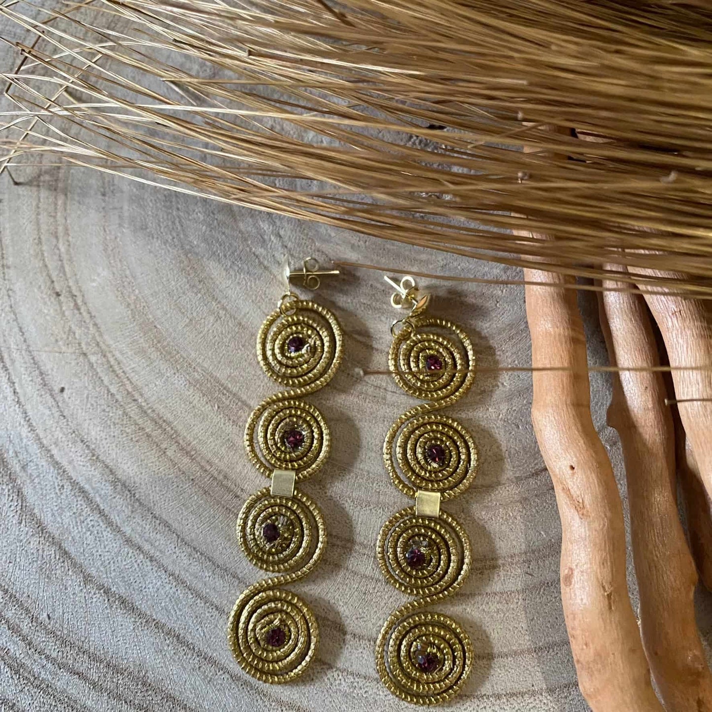 Boucles d'oreilles Capim Dourado 4 mandalas cristal améthyste alignés Boucles d'oreilles Artisan local travaillant le Capim Dourado dans l'état du Tocantins au centre-est du Brésil 
