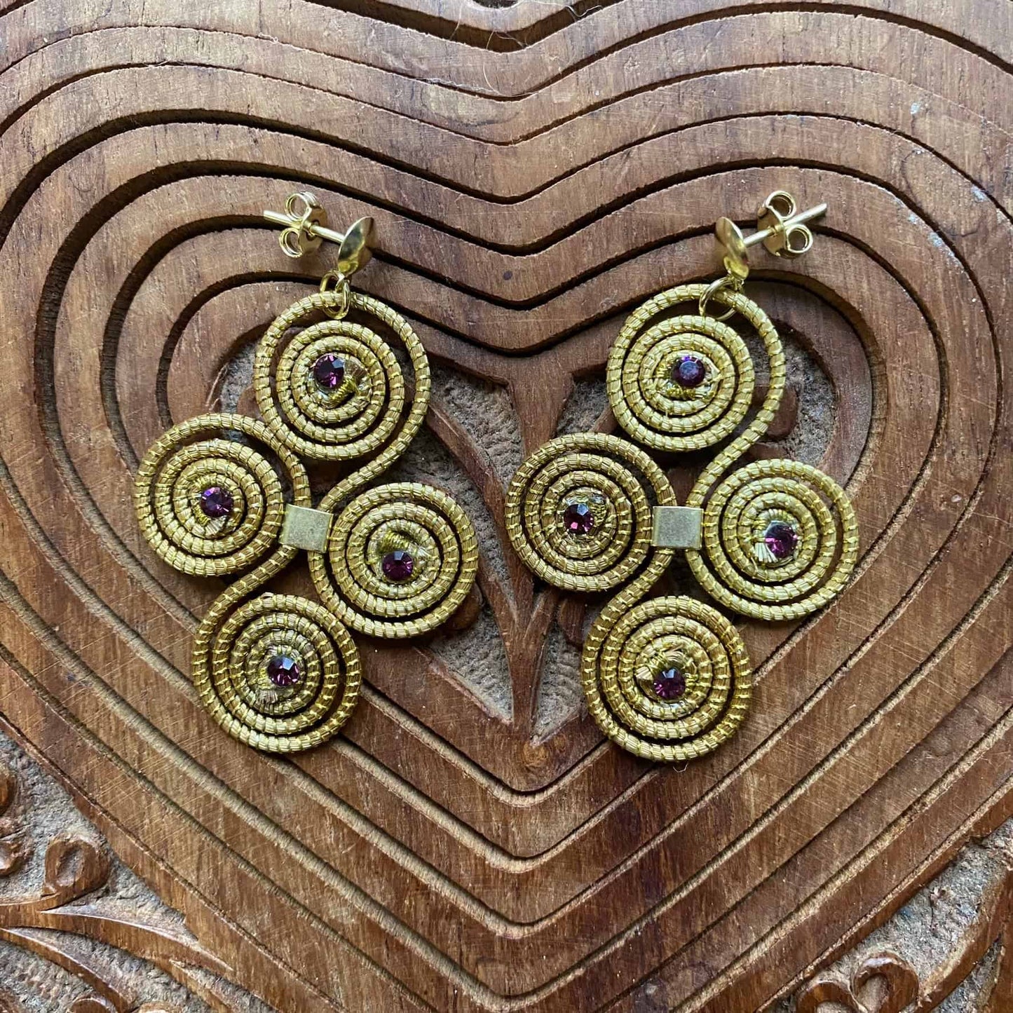 Boucles d'oreilles Capim Dourado 4 mandalas cristal améthyste en croix Boucles d'oreilles Artisan local travaillant le Capim Dourado dans l'état du Tocantins au centre-est du Brésil 