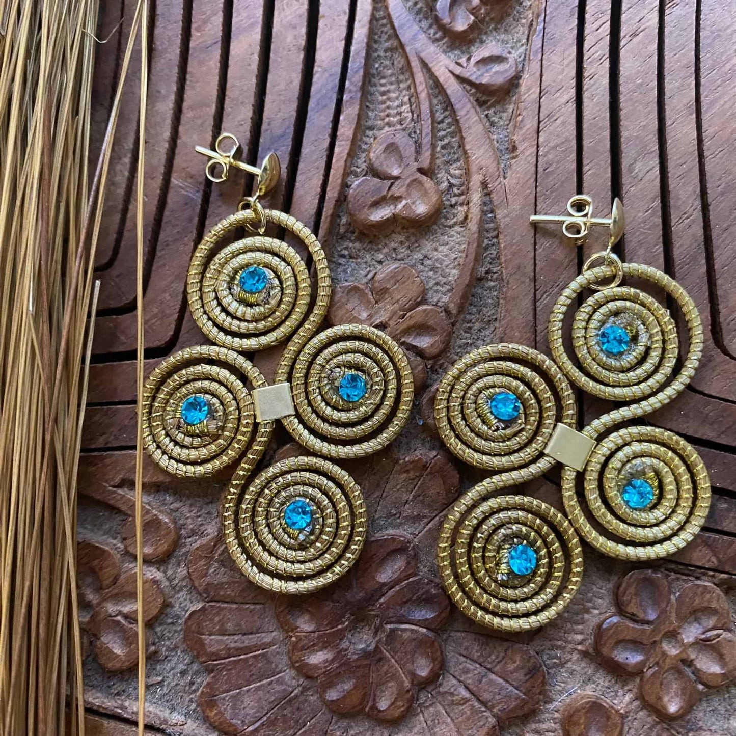 Boucles d'oreilles Capim Dourado 4 mandalas cristal bleu ciel en croix Boucles d'oreilles Artisan local travaillant le Capim Dourado dans l'état du Tocantins au centre-est du Brésil 