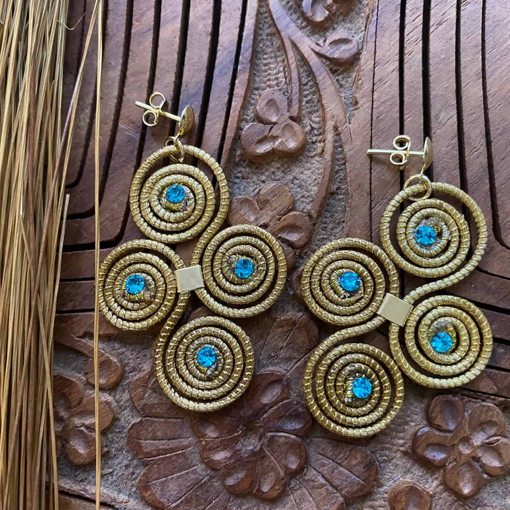 Boucles d'oreilles Capim Dourado 4 mandalas cristal bleu ciel en croix Boucles d'oreilles Artisan local travaillant le Capim Dourado dans l'état du Tocantins au centre-est du Brésil 