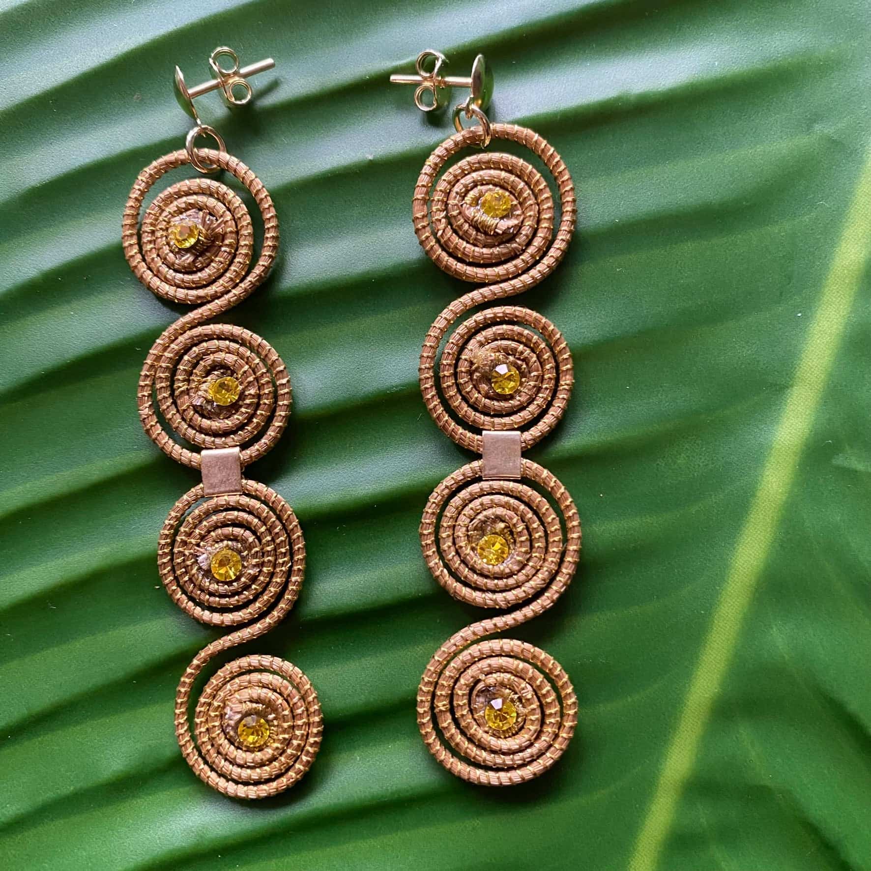 Boucles d'oreilles Capim Dourado 4 mandalas cristal citrine alignés Boucles d'oreilles Artisan local travaillant le Capim Dourado dans l'état du Tocantins au centre-est du Brésil 