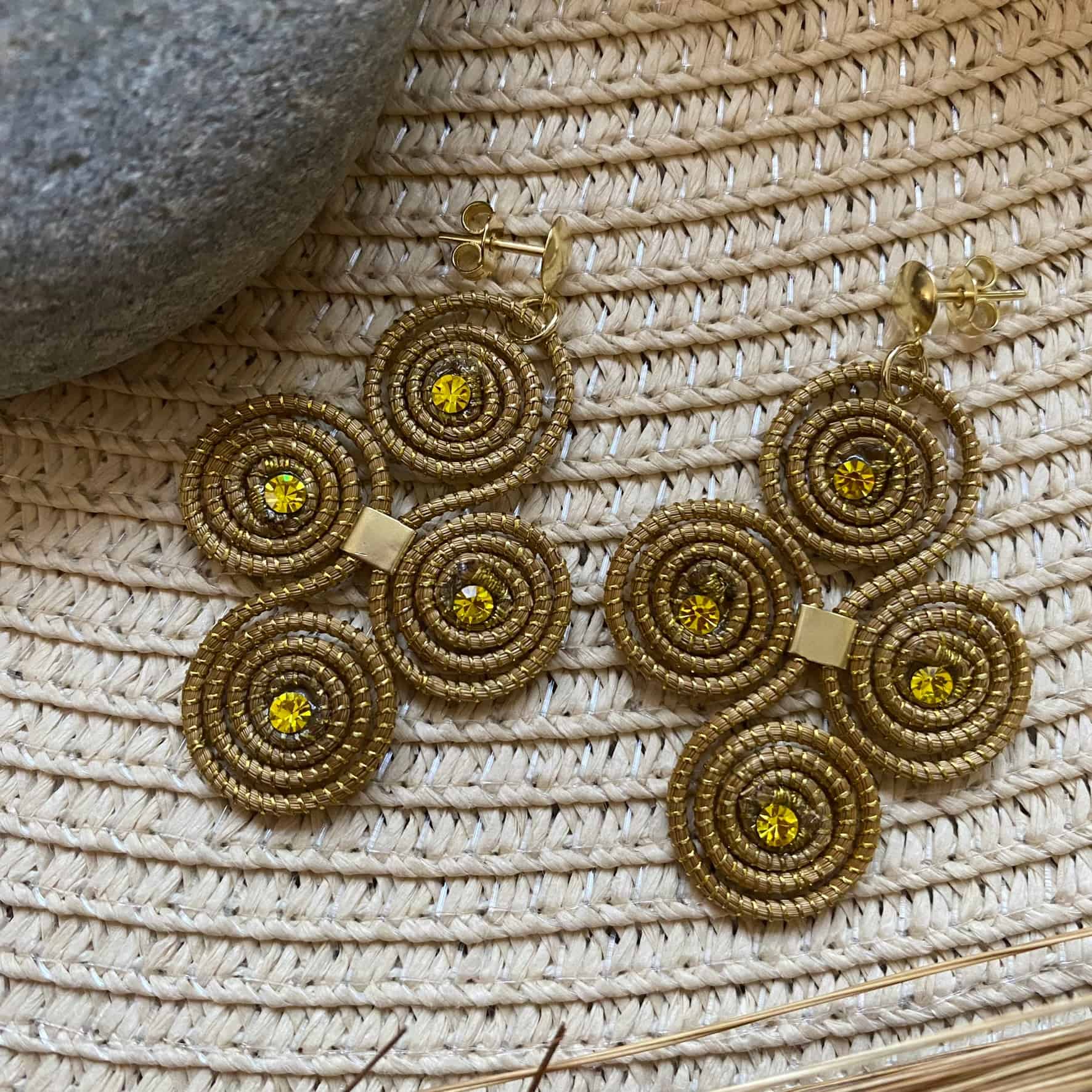 Boucles d'oreilles Capim Dourado 4 mandalas cristal citrine en croix Boucles d'oreilles Artisan local travaillant le Capim Dourado dans l'état du Tocantins au centre-est du Brésil 