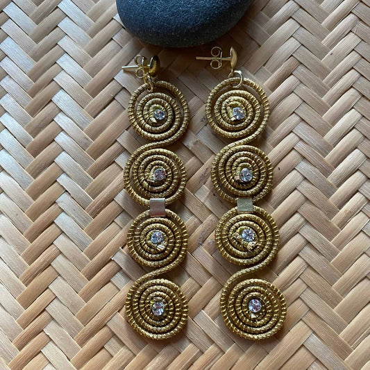 Boucles d'oreilles Capim Dourado 4 mandalas cristal diamant alignés Boucles d'oreilles Artisan local travaillant le Capim Dourado dans l'état du Tocantins au centre-est du Brésil 