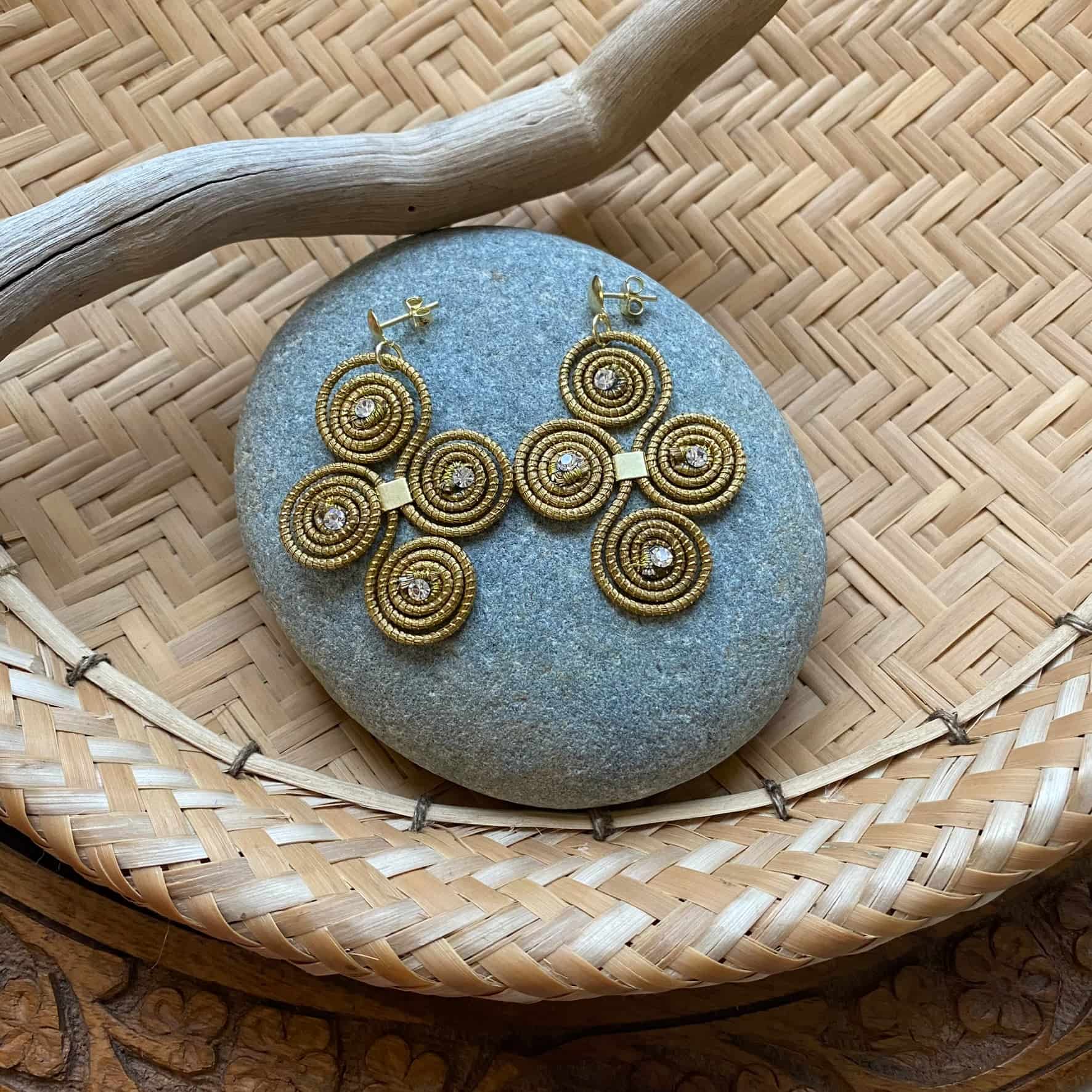 Boucles d'oreilles Capim Dourado 4 mandalas cristal diamant en croix Boucles d'oreilles Artisan local travaillant le Capim Dourado dans l'état du Tocantins au centre-est du Brésil 