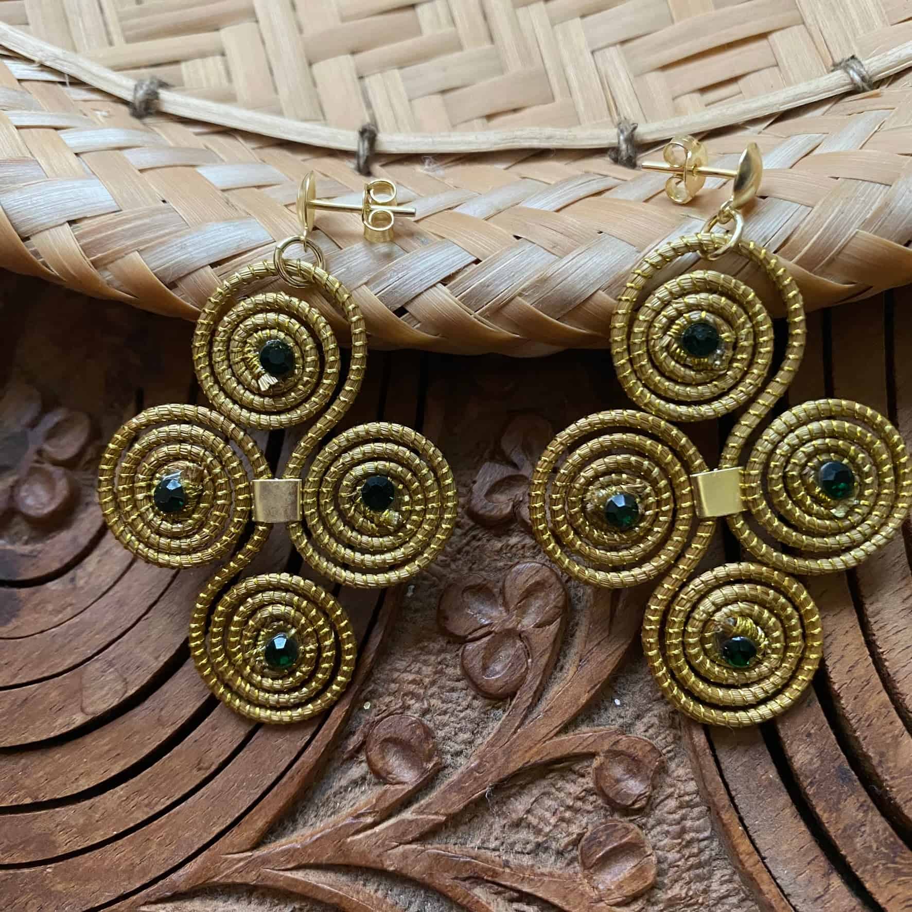 Boucles d'oreilles Capim Dourado 4 mandalas cristal émeraude en croix Boucles d'oreilles Artisan local travaillant le Capim Dourado dans l'état du Tocantins au centre-est du Brésil 