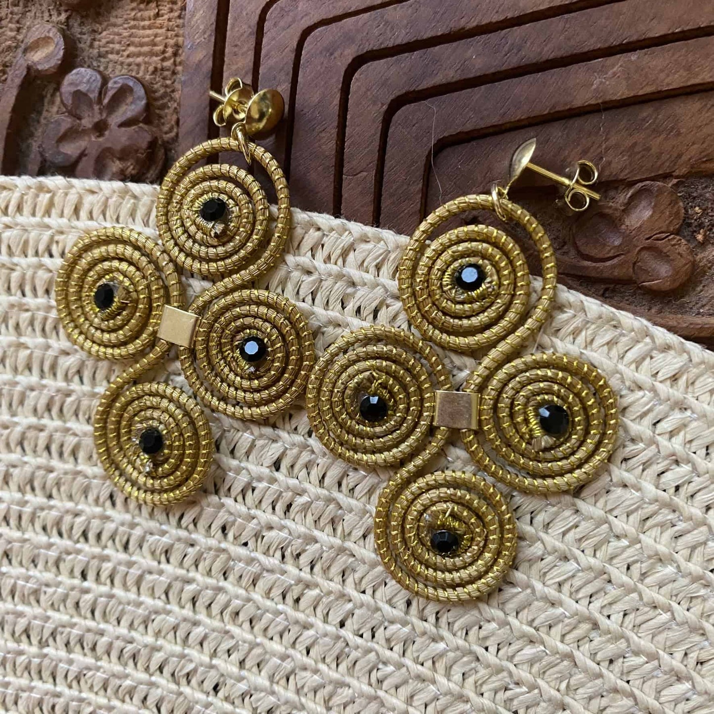 Boucles d'oreilles Capim Dourado 4 mandalas cristal noir en croix Boucles d'oreilles Artisan local travaillant le Capim Dourado dans l'état du Tocantins au centre-est du Brésil 