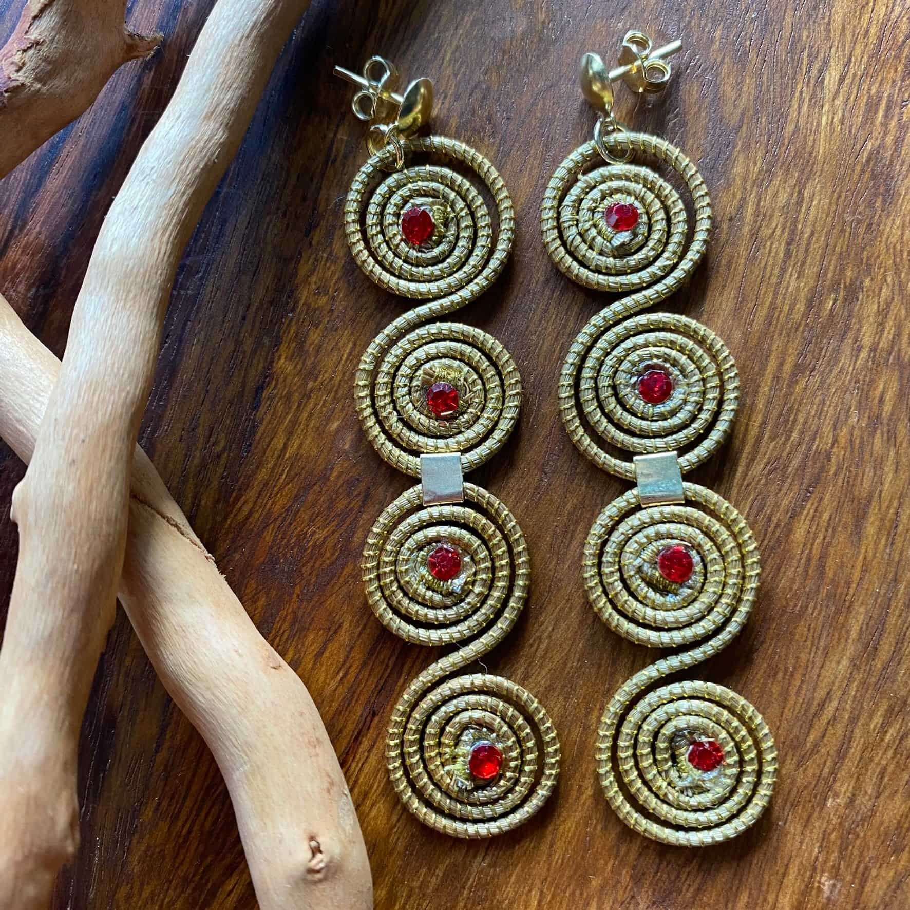 Boucles d'oreilles Capim Dourado 4 mandalas cristal rubis alignés Boucles d'oreilles Artisan local travaillant le Capim Dourado dans l'état du Tocantins au centre-est du Brésil 