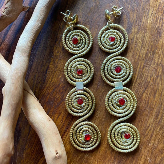 Boucles d'oreilles Capim Dourado 4 mandalas cristal rubis alignés Boucles d'oreilles Artisan local travaillant le Capim Dourado dans l'état du Tocantins au centre-est du Brésil 