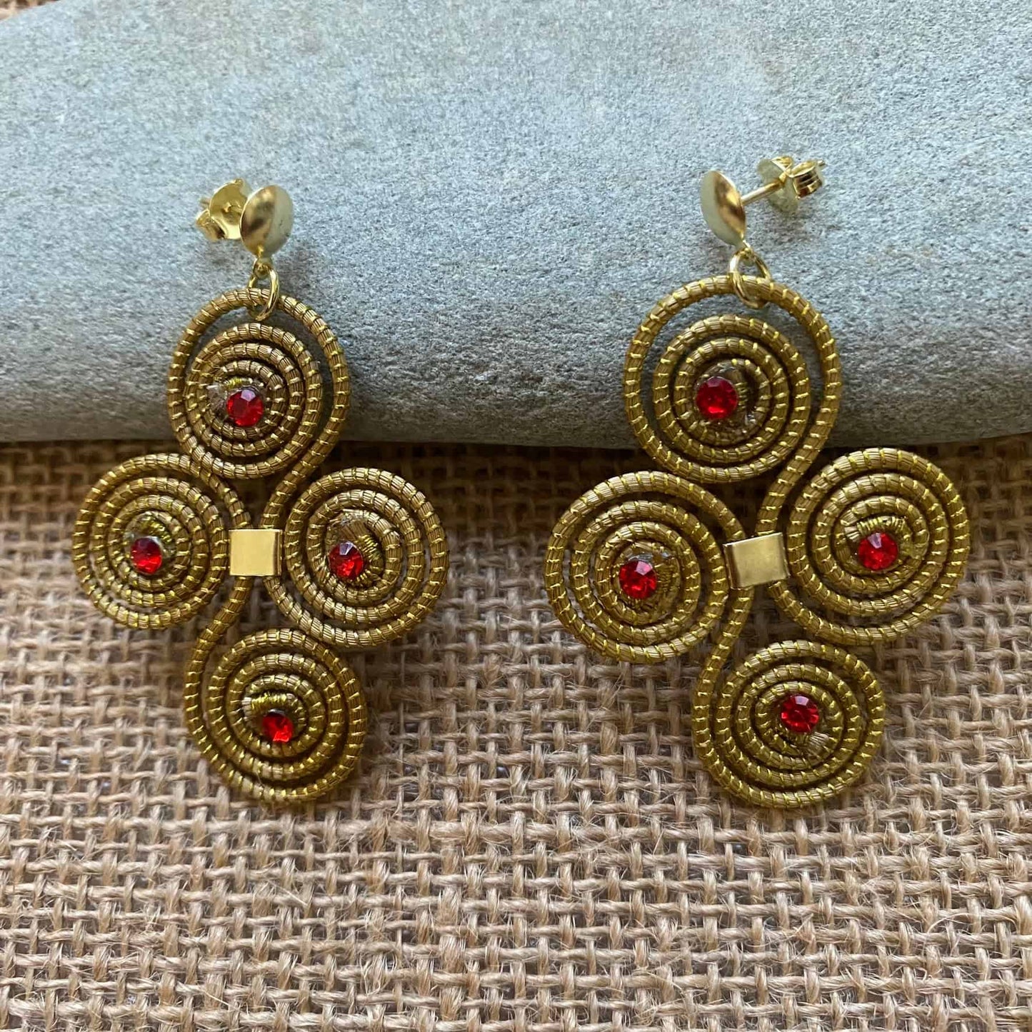 Boucles d'oreilles Capim Dourado 4 mandalas cristal rubis en croix Boucles d'oreilles Artisan local travaillant le Capim Dourado dans l'état du Tocantins au centre-est du Brésil 