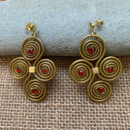 Boucles d'oreilles Capim Dourado 4 mandalas cristal rubis en croix Boucles d'oreilles Artisan local travaillant le Capim Dourado dans l'état du Tocantins au centre-est du Brésil 