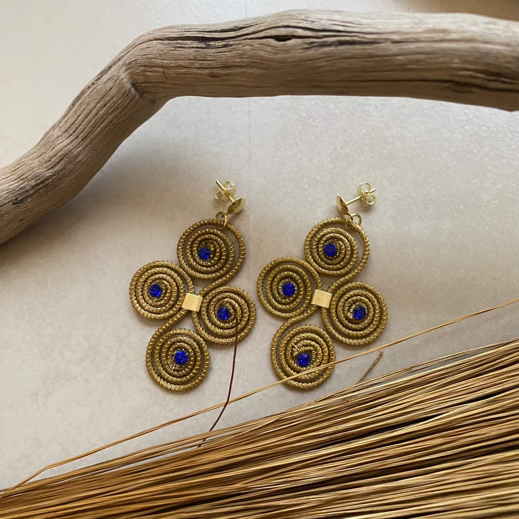 Boucles d'oreilles Capim Dourado 4 mandalas cristal saphir en croix Boucles d'oreilles Artisan local travaillant le Capim Dourado dans l'état du Tocantins au centre-est du Brésil 