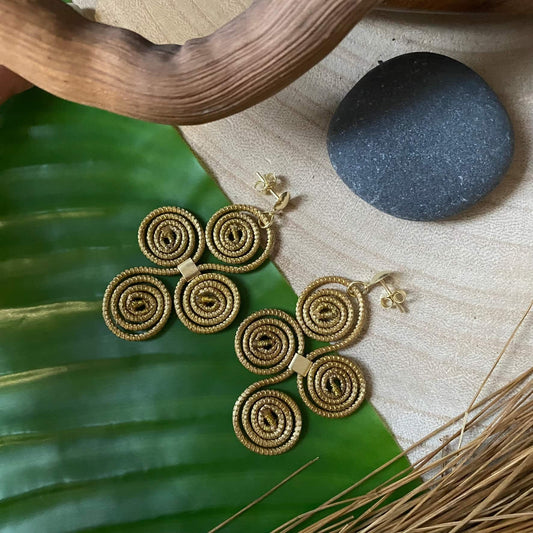 Boucles d'oreilles Capim Dourado 4 mandalas en croix Boucles d'oreilles Artisan local travaillant le Capim Dourado dans l'état du Tocantins au centre-est du Brésil 
