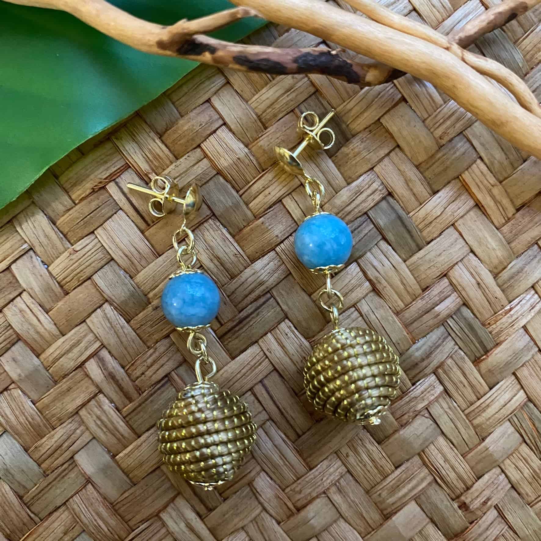 Boucles d'oreilles Capim Dourado boule et pierre naturelle amazonite bleue Boucles d'oreilles Artisan local travaillant le Capim Dourado dans l'état du Tocantins au centre-est du Brésil 