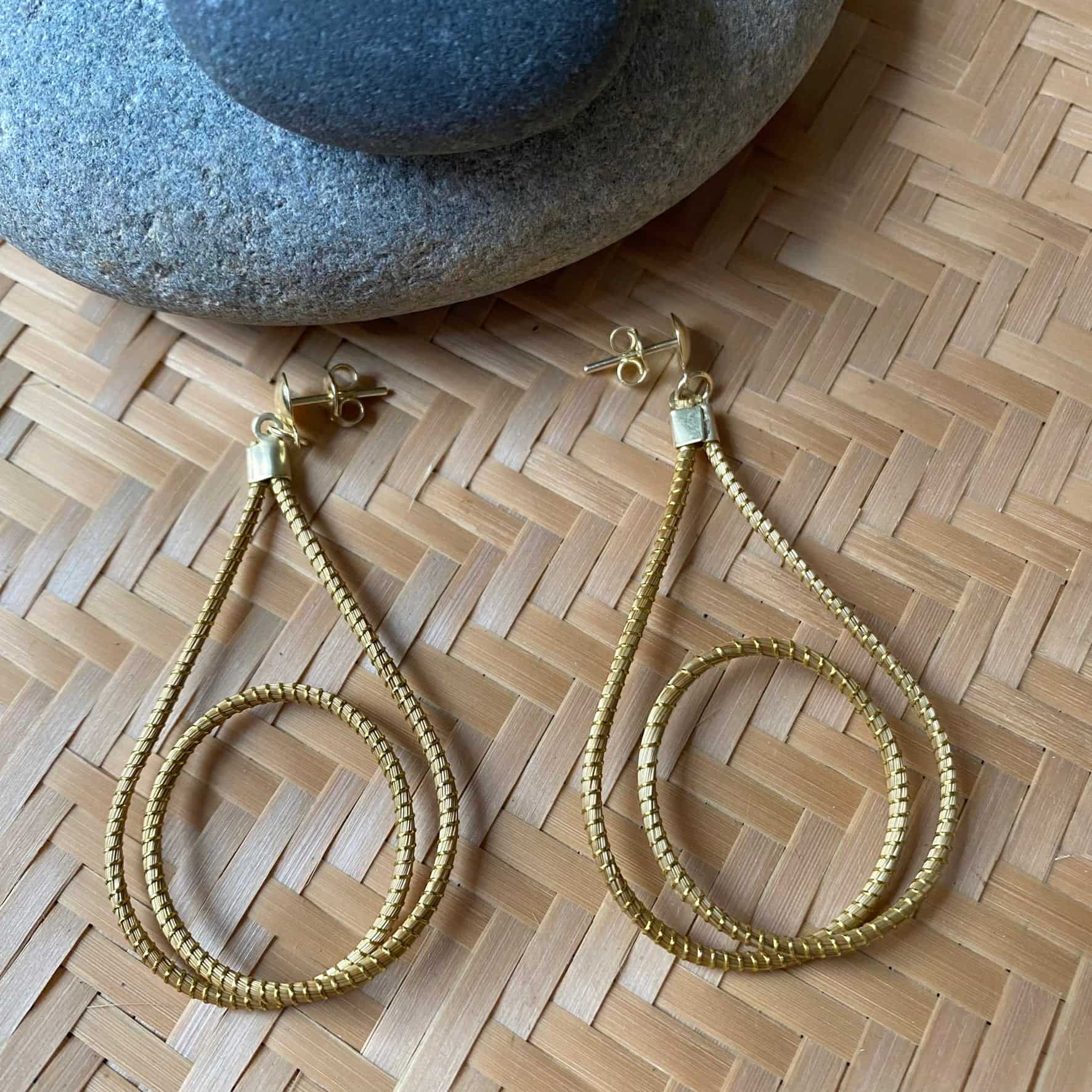 Boucles d'oreilles Capim Dourado goutte Boucles d'oreilles Artisan local travaillant le Capim Dourado dans l'état du Tocantins au centre-est du Brésil 