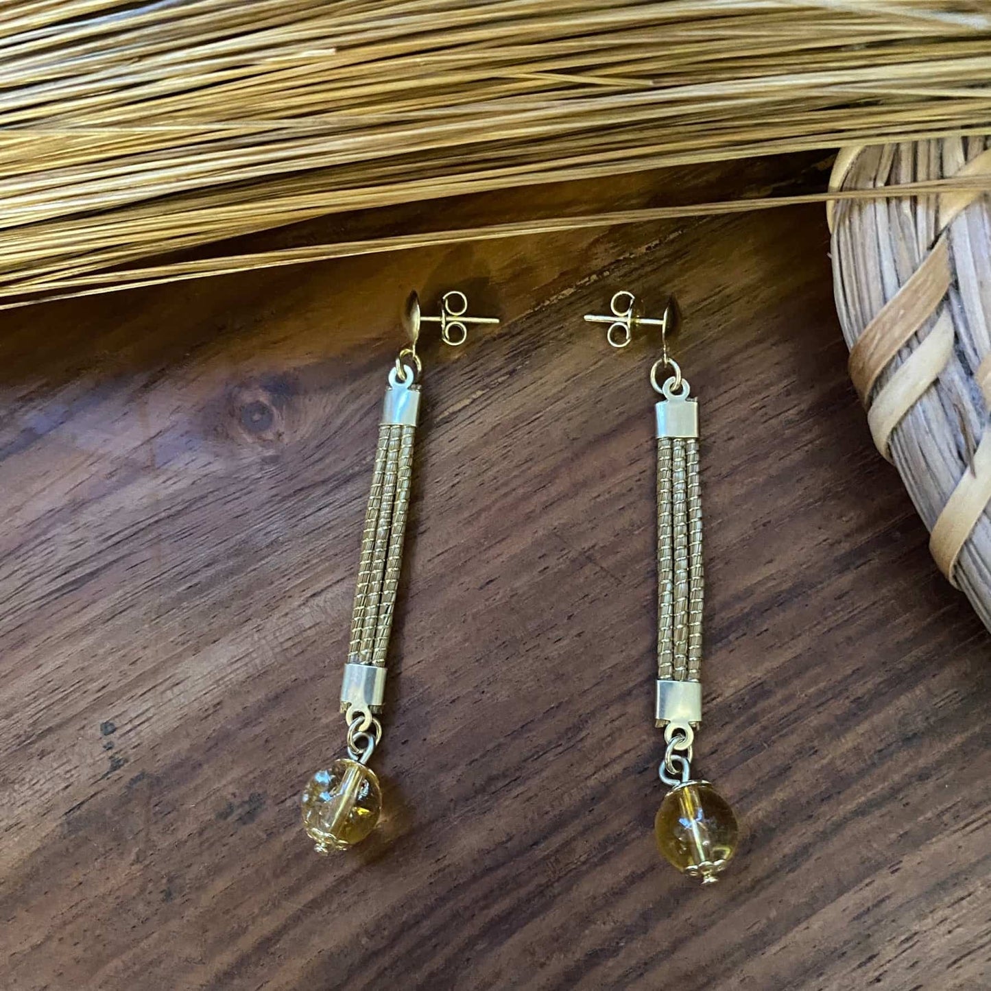 Boucles d'oreilles Capim Dourado lignes et pierre naturelle citrine Boucles d'oreilles Artisan local travaillant le Capim Dourado dans l'état du Tocantins au centre-est du Brésil 