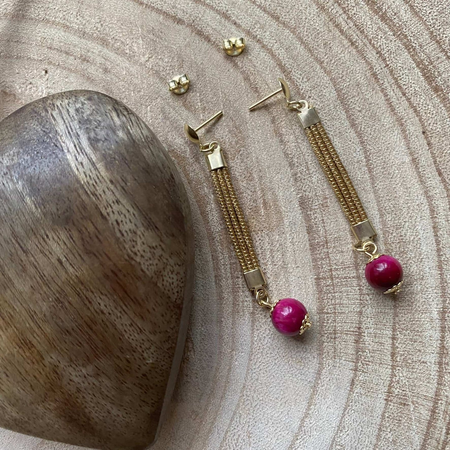 Boucles d'oreilles Capim Dourado lignes et pierre naturelle oeil de tigre rubis Boucles d'oreilles Artisan local travaillant le Capim Dourado dans l'état du Tocantins au centre-est du Brésil 