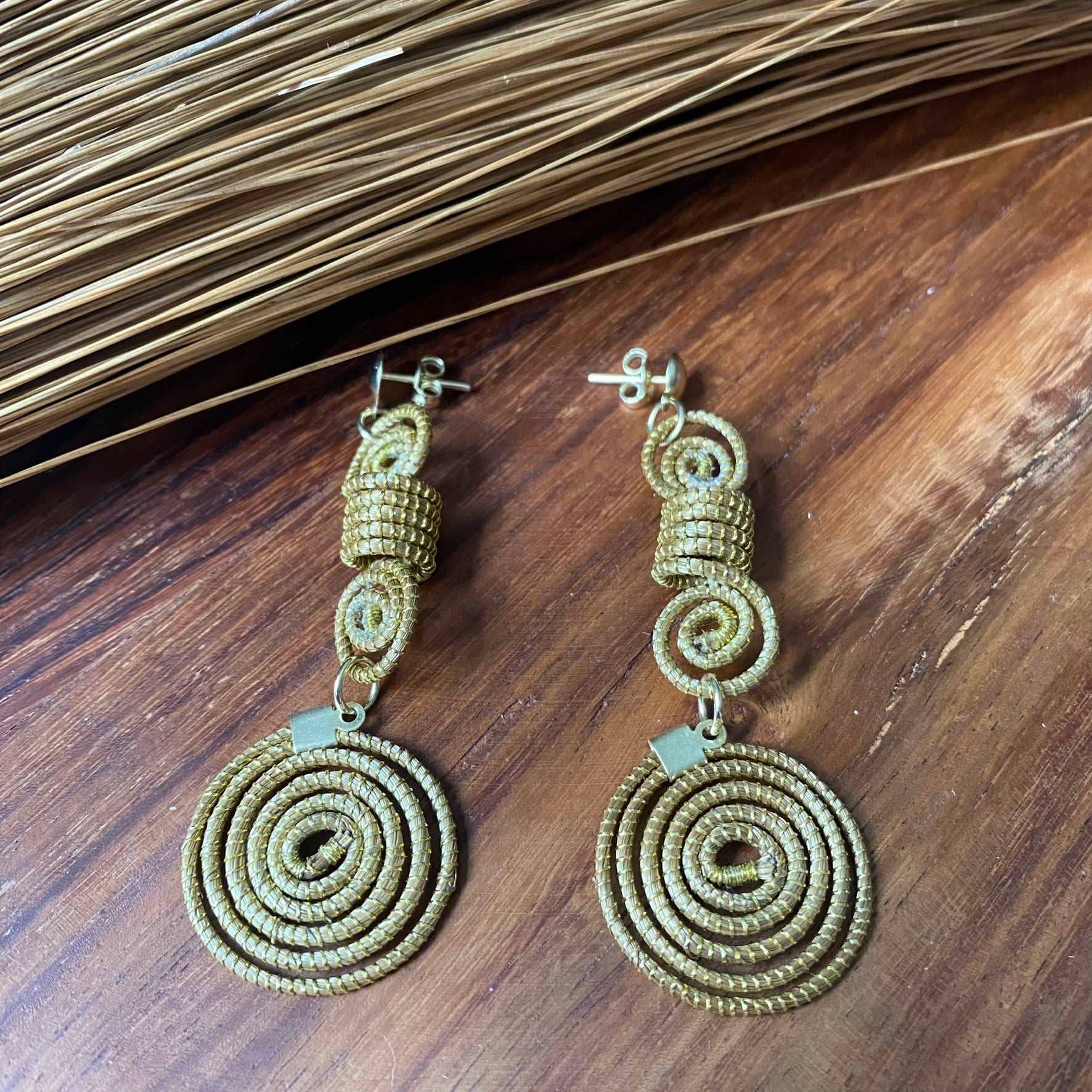 Boucles d'oreilles Capim Dourado mandala Boucles d'oreilles Artisan local travaillant le Capim Dourado dans l'état du Tocantins au centre-est du Brésil 