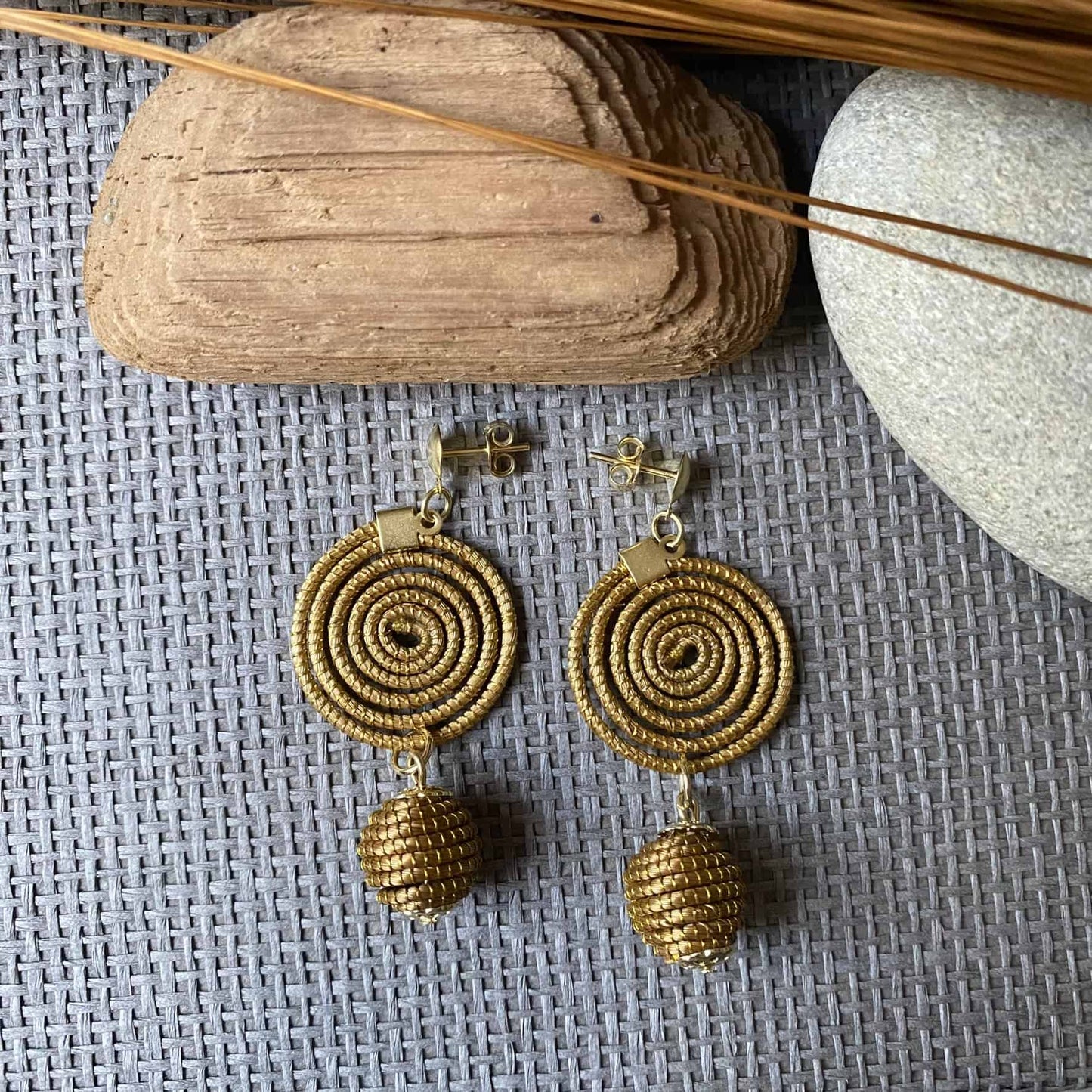 Boucles d'oreilles Capim Dourado mandala boule Boucles d'oreilles Artisan local travaillant le Capim Dourado dans l'état du Tocantins au centre-est du Brésil 