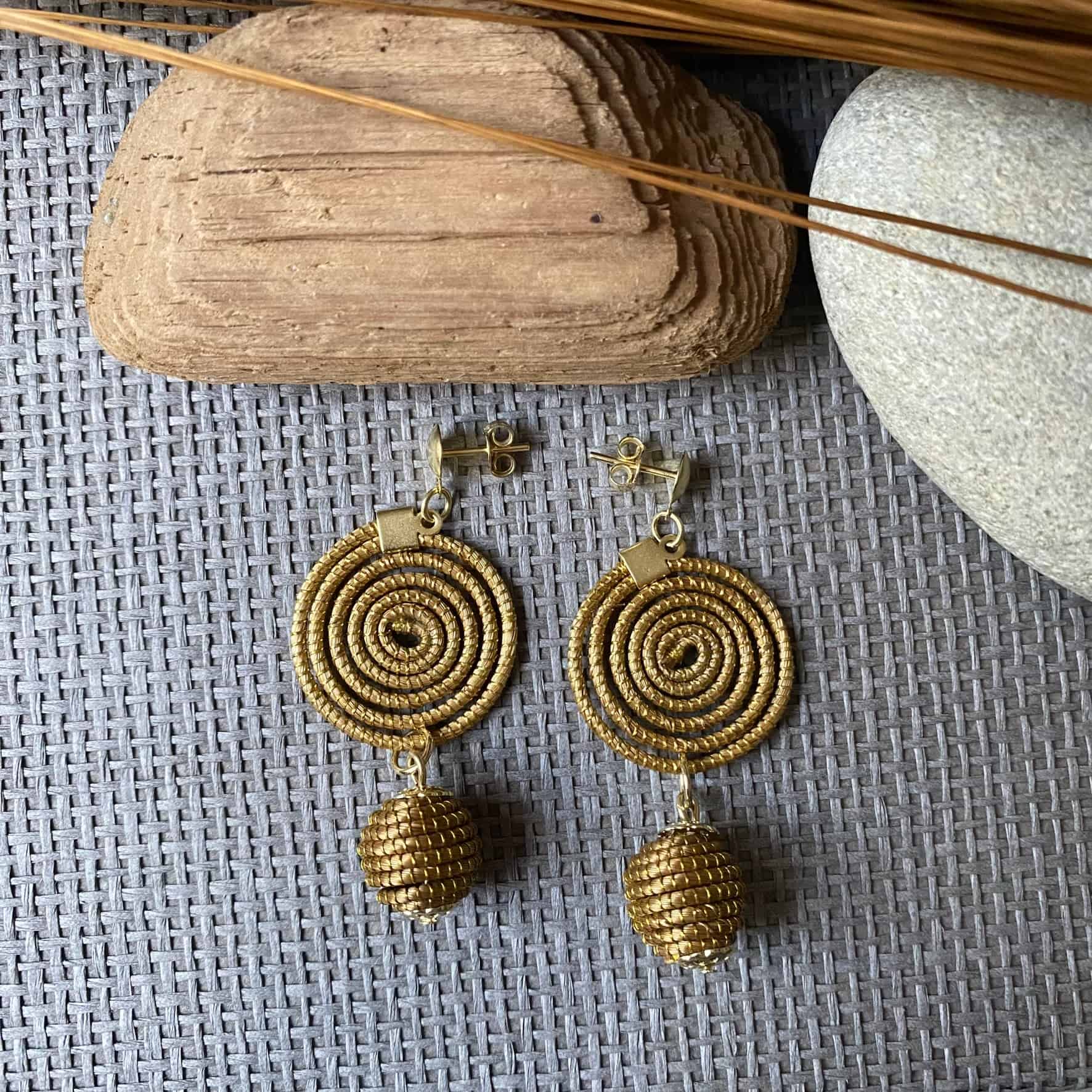Boucles d'oreilles Capim Dourado mandala boule Boucles d'oreilles Artisan local travaillant le Capim Dourado dans l'état du Tocantins au centre-est du Brésil 