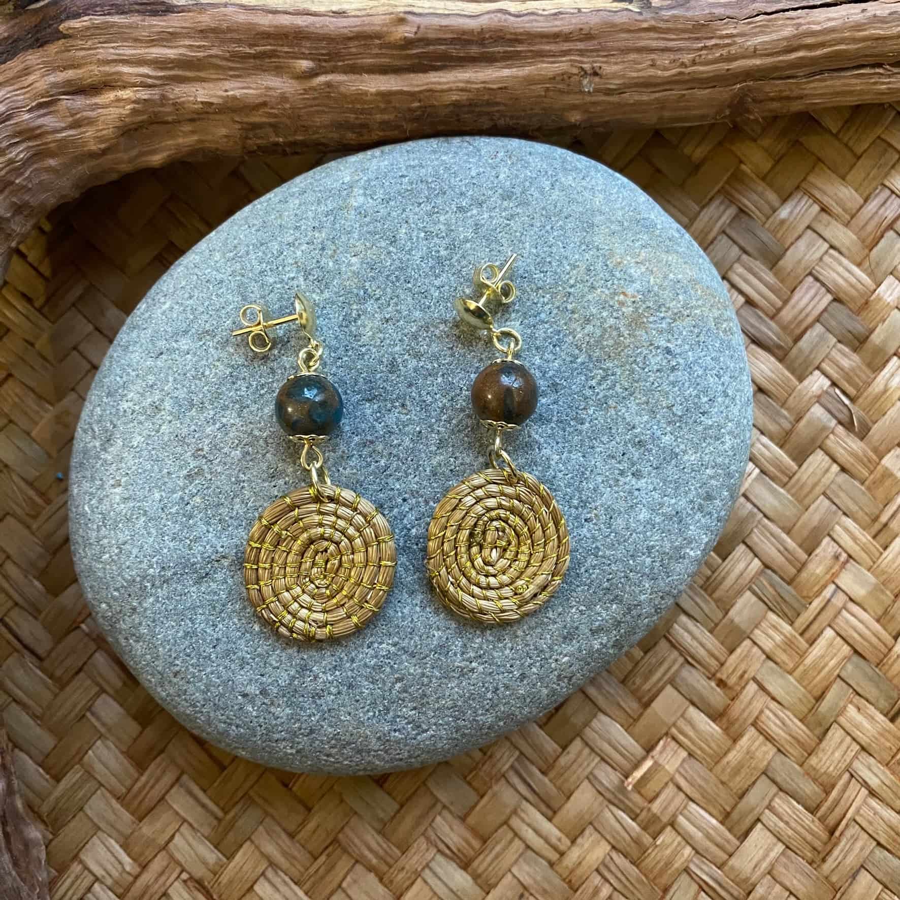 Boucles d'oreilles Capim Dourado mandala et pierre naturelle agate blue lace Boucles d'oreilles Artisan local travaillant le Capim Dourado dans l'état du Tocantins au centre-est du Brésil 