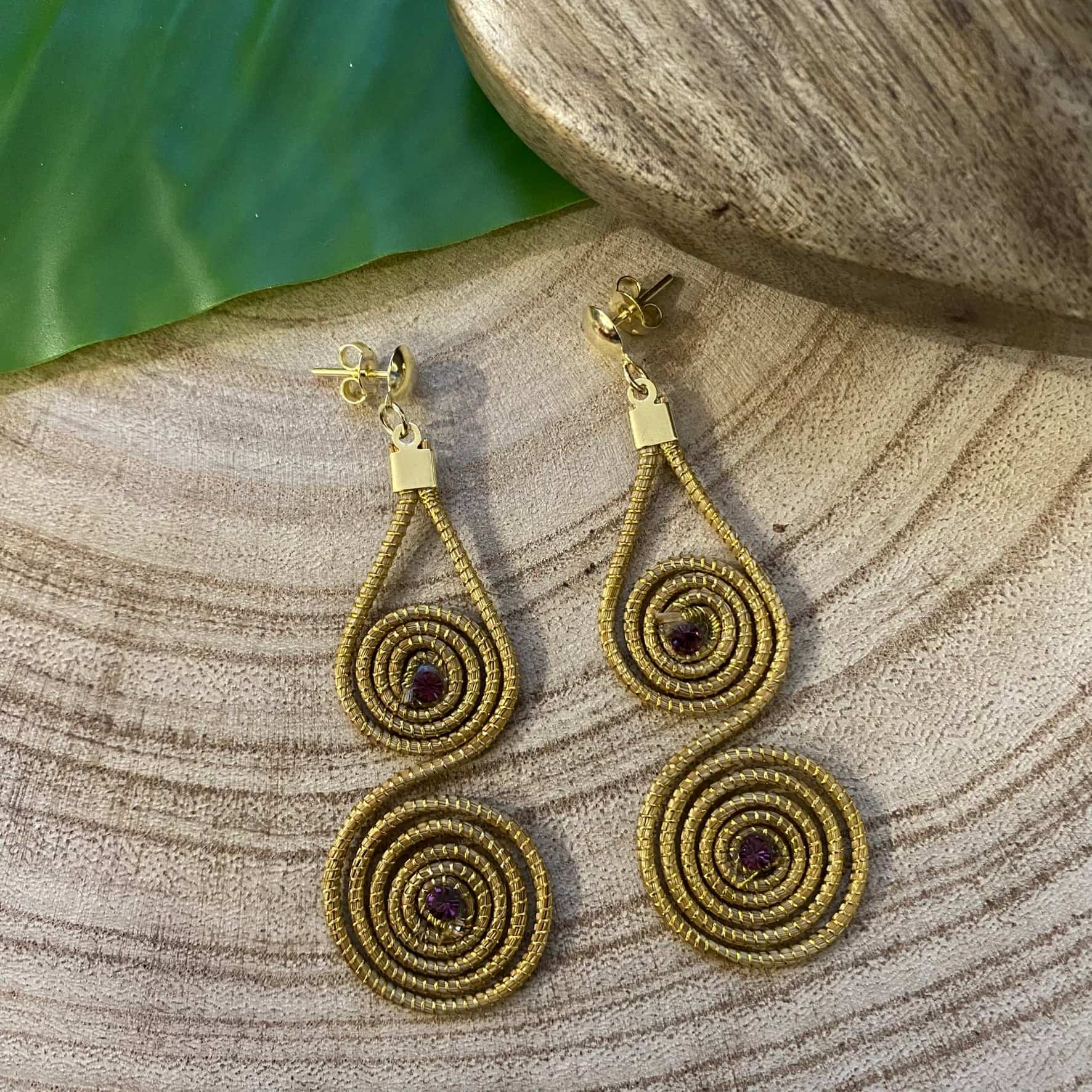 Boucles d'oreilles Capim Dourado mandalas cristal couleur améthyste Boucles d'oreilles Artisan local travaillant le Capim Dourado dans l'état du Tocantins au centre-est du Brésil 