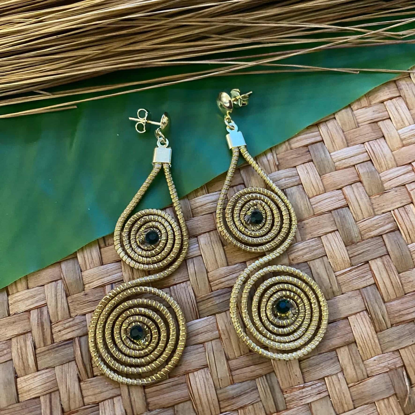 Boucles d'oreilles Capim Dourado mandalas cristal émeraude Boucles d'oreilles Artisan local travaillant le Capim Dourado dans l'état du Tocantins au centre-est du Brésil 