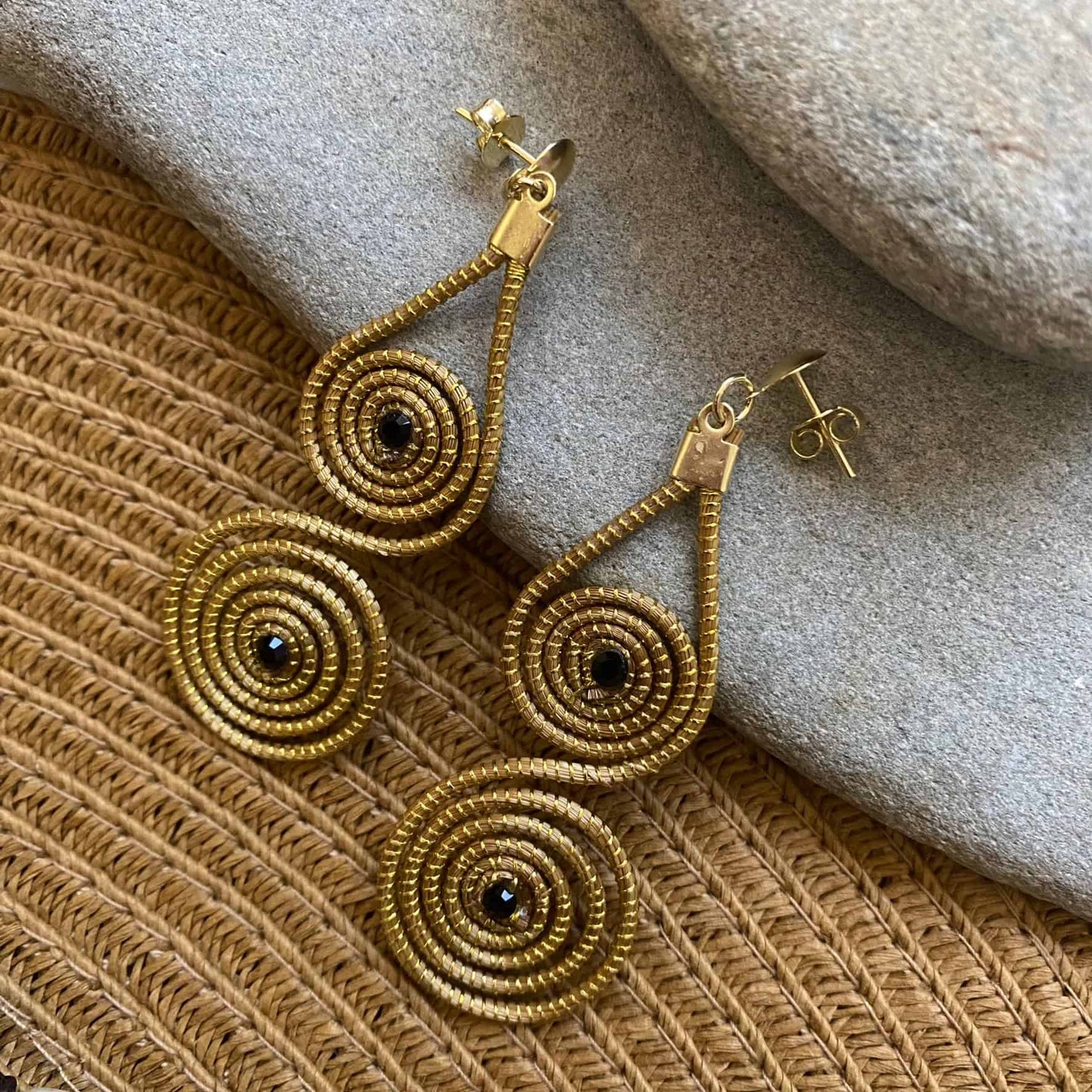 Boucles d'oreilles Capim Dourado mandalas cristal noir Boucles d'oreilles Artisan local travaillant le Capim Dourado dans l'état du Tocantins au centre-est du Brésil 