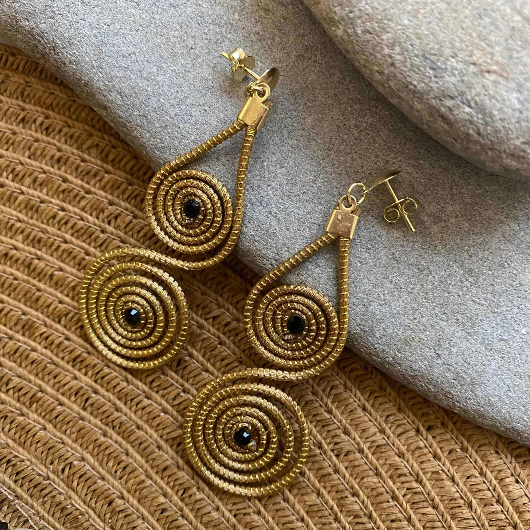 Boucles d'oreilles Capim Dourado mandalas cristal noir Boucles d'oreilles Artisan local travaillant le Capim Dourado dans l'état du Tocantins au centre-est du Brésil 