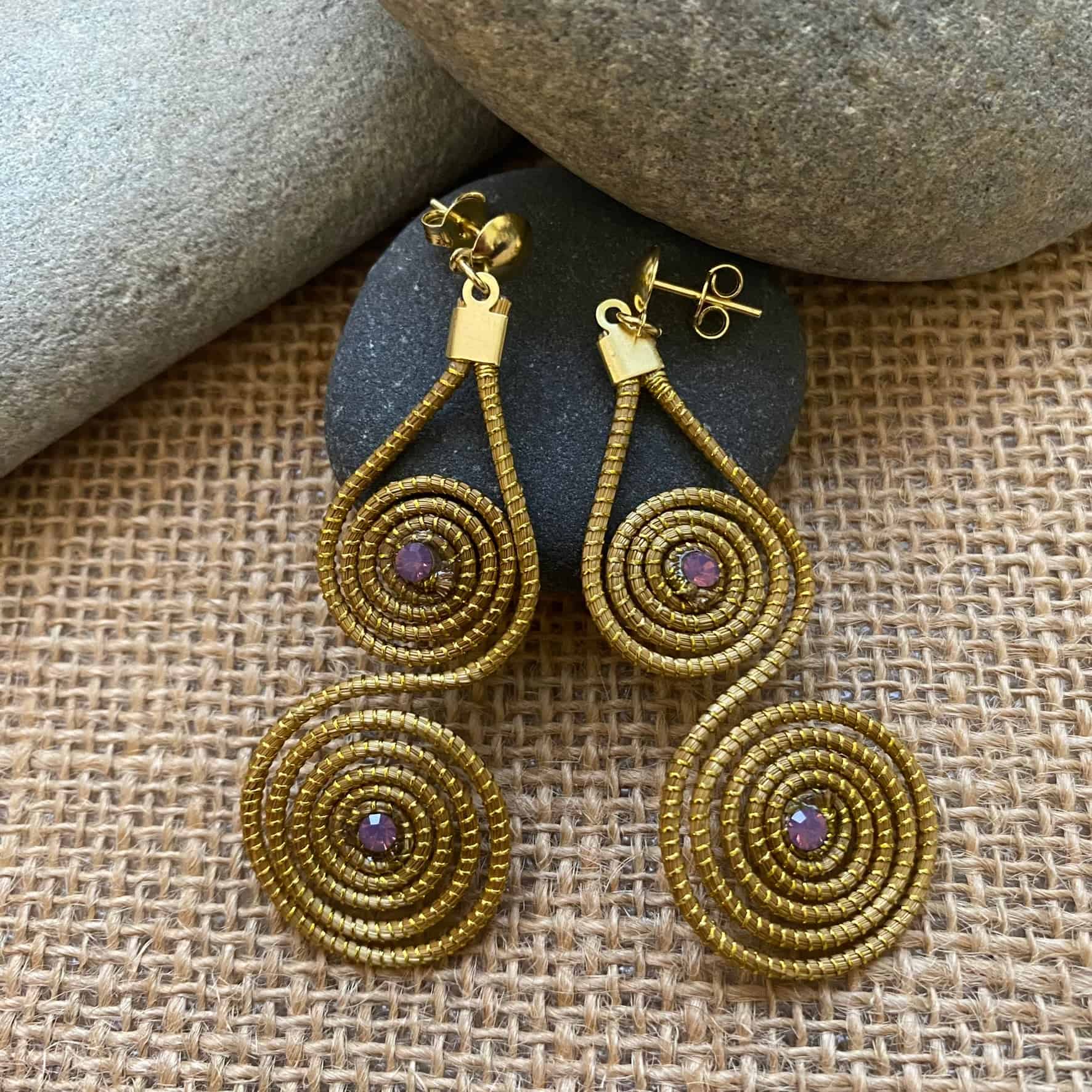 Boucles d'oreilles Capim Dourado mandalas cristal opale améthyste Boucles d'oreilles Artisan local travaillant le Capim Dourado dans l'état du Tocantins au centre-est du Brésil 