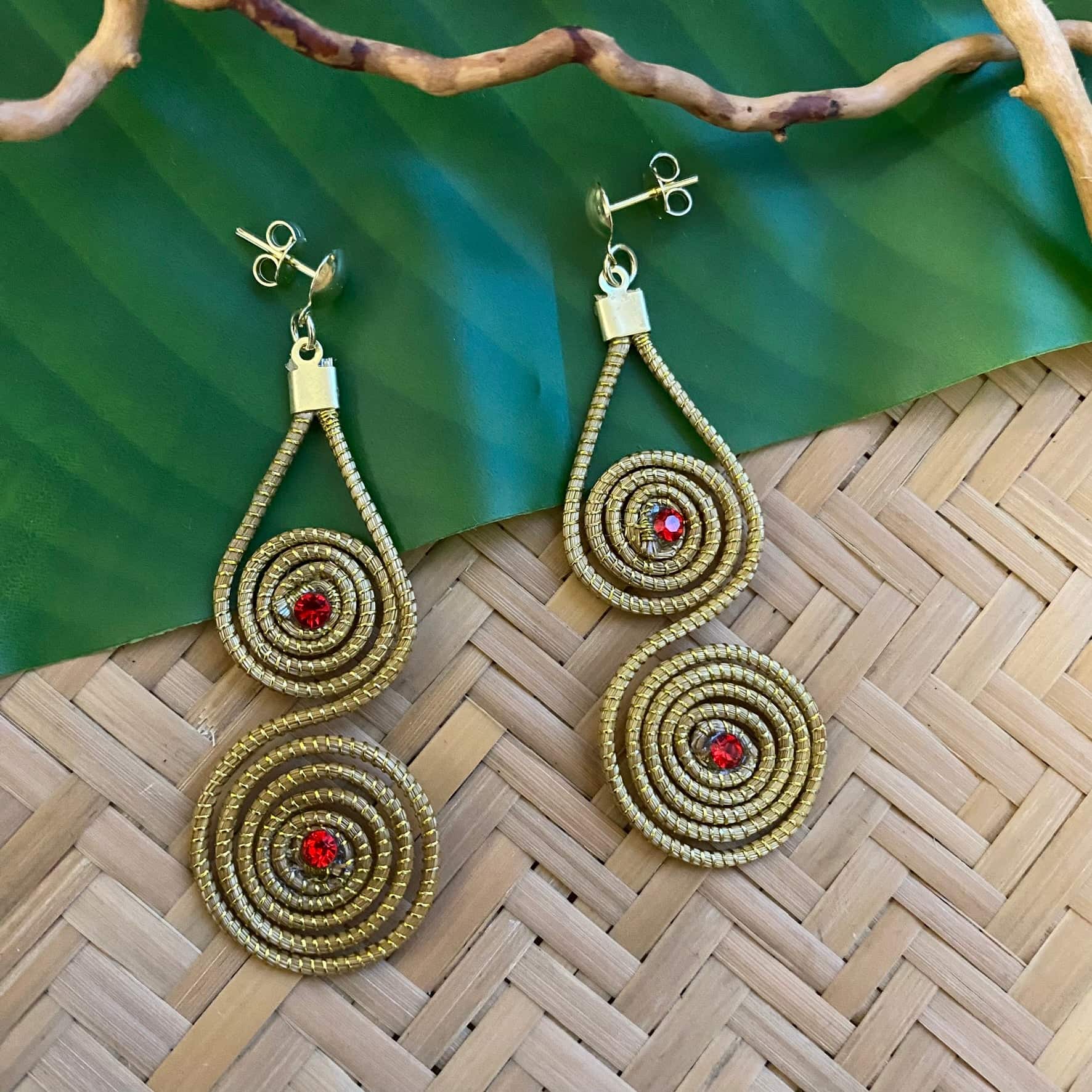 Boucles d'oreilles Capim Dourado mandalas cristal rubis Boucles d'oreilles Artisan local travaillant le Capim Dourado dans l'état du Tocantins au centre-est du Brésil 
