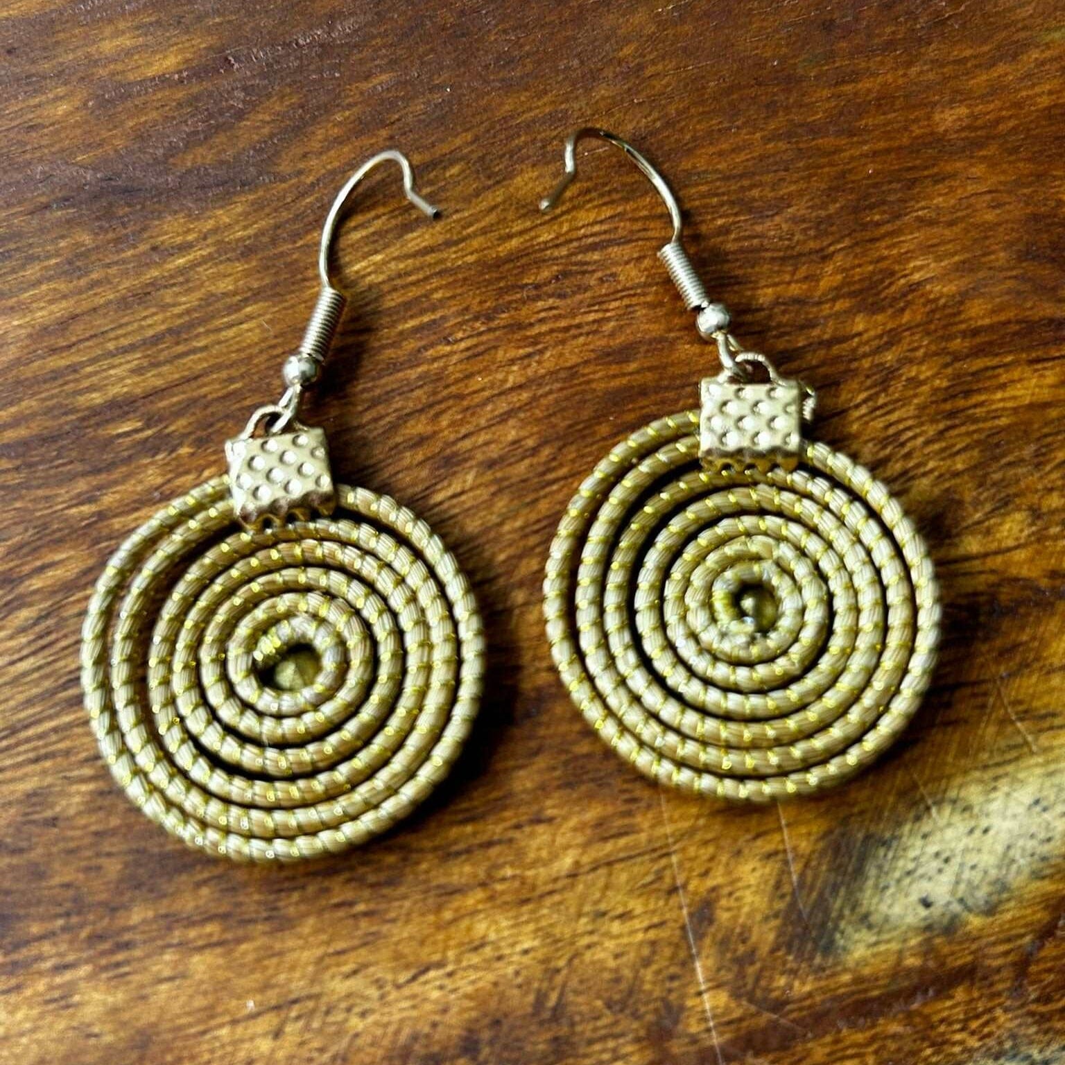 Boucles d'oreilles Capim Dourado spirale avec cristal Boucles d'oreilles Artisan local travaillant le Capim Dourado dans l'état du Tocantins au centre-est du Brésil 
