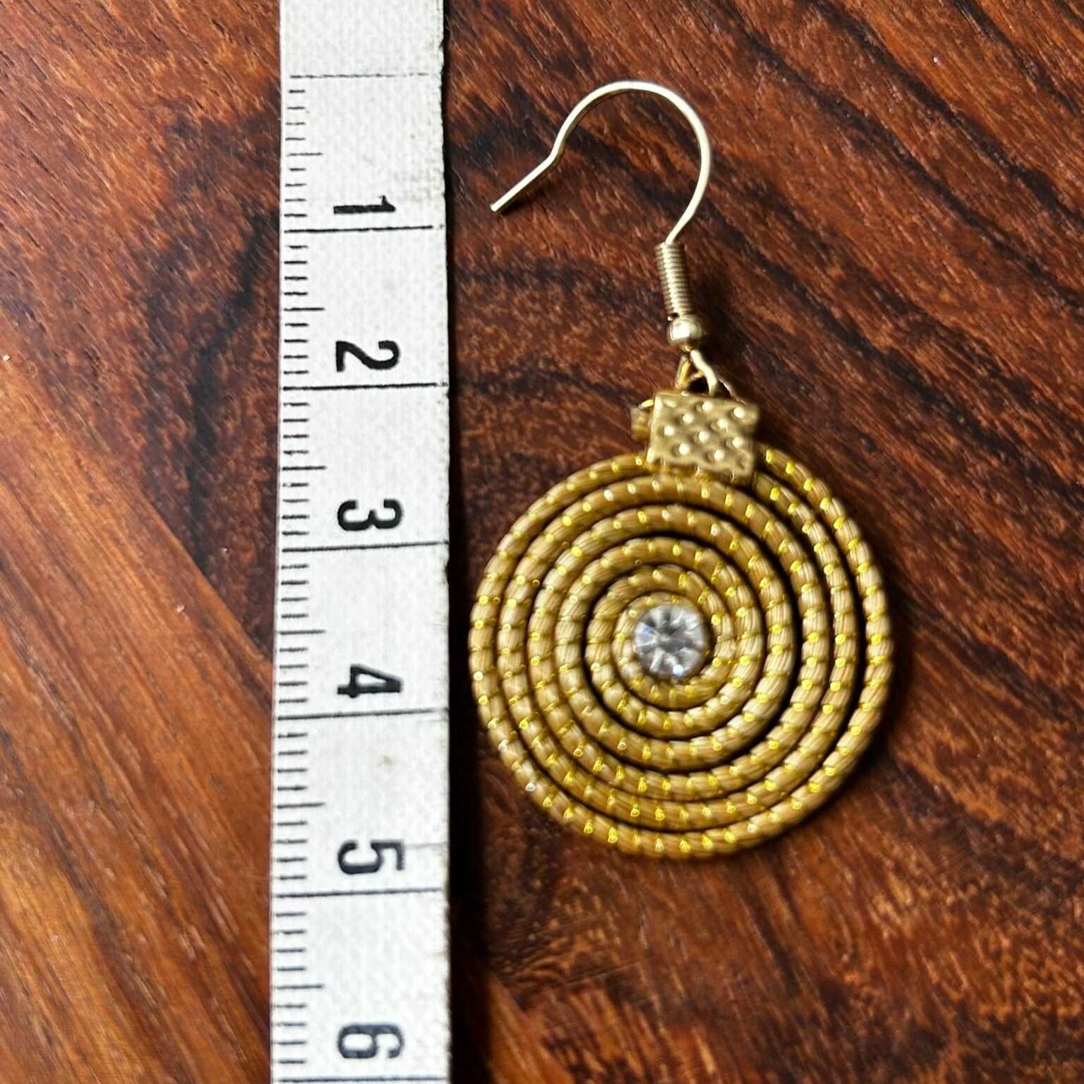 Boucles d'oreilles Capim Dourado spirale avec cristal Boucles d'oreilles Artisan local travaillant le Capim Dourado dans l'état du Tocantins au centre-est du Brésil 