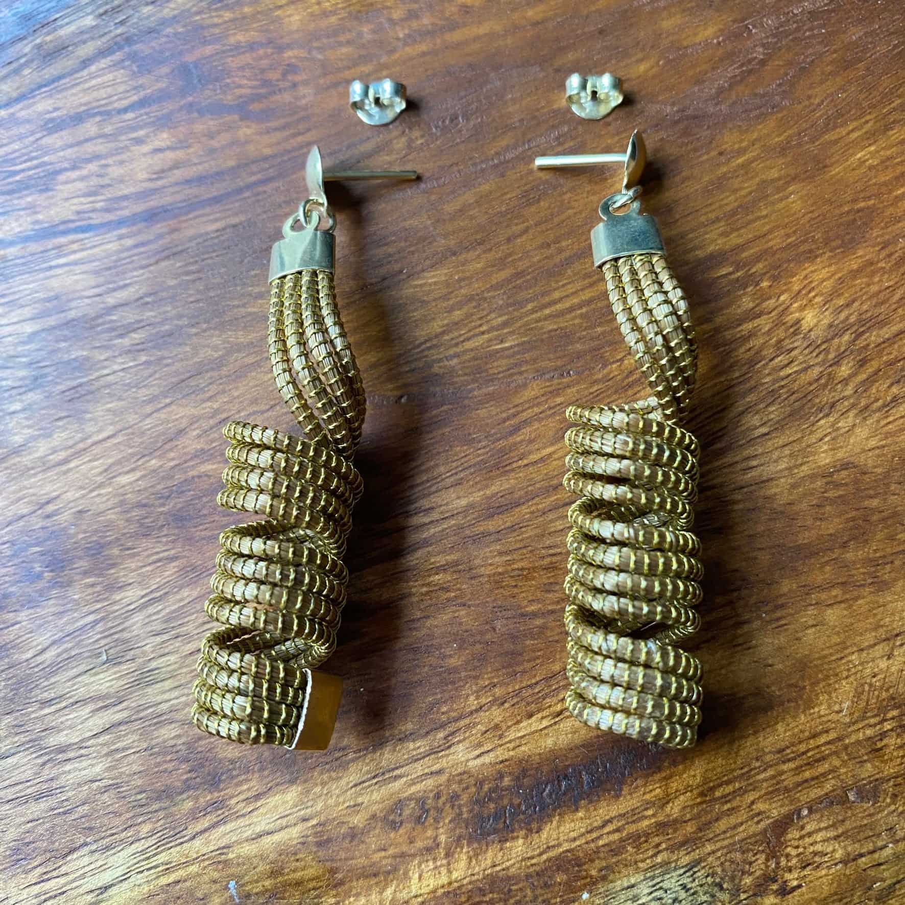 Boucles d'oreilles Capim Dourado torsadé Boucles d'oreilles Artisan local travaillant le Capim Dourado dans l'état du Tocantins au centre-est du Brésil 